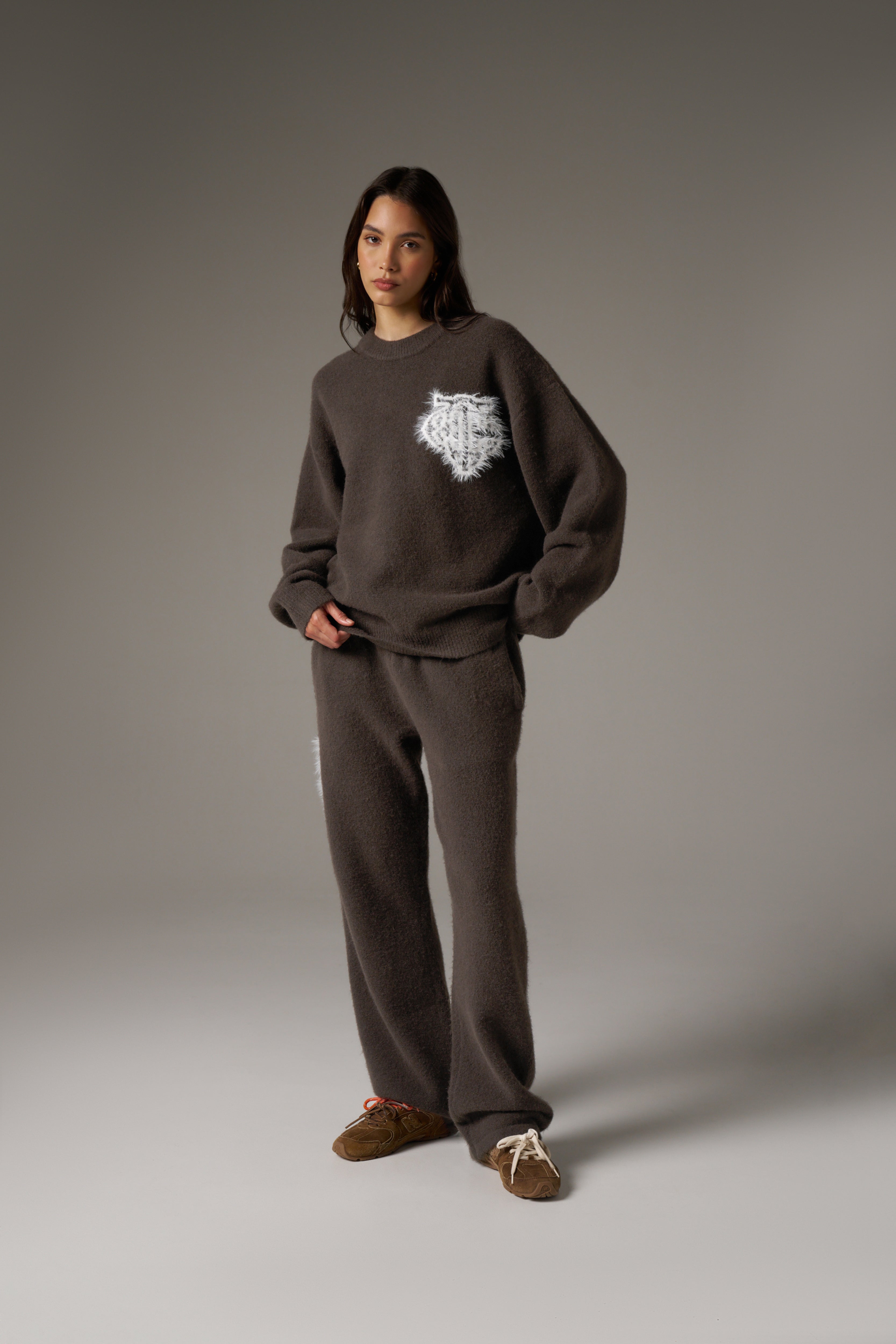 MONOGRAM FLUFFY KNIT CREW - BROWN