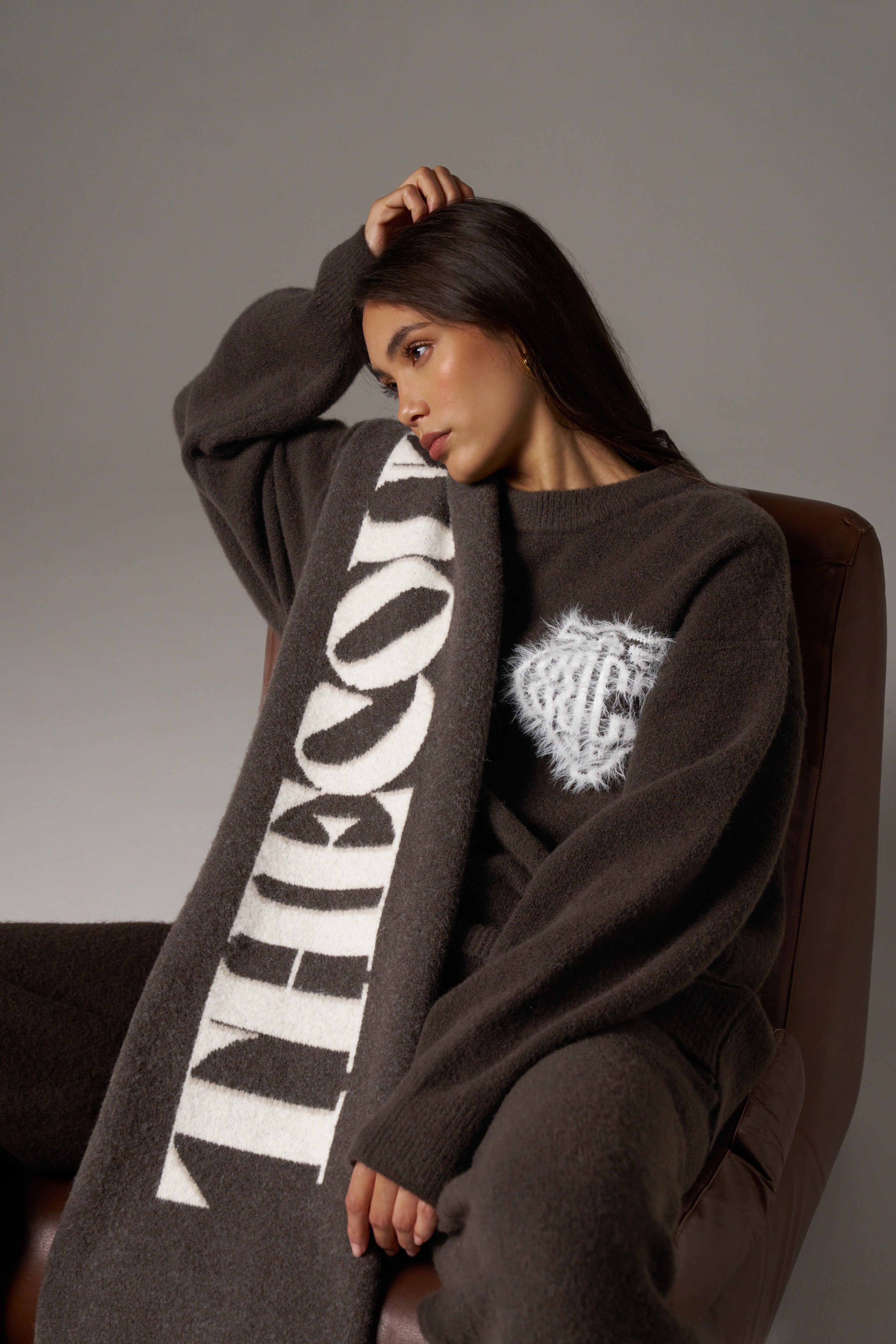 MONOGRAM FLUFFY KNIT CREW - BROWN