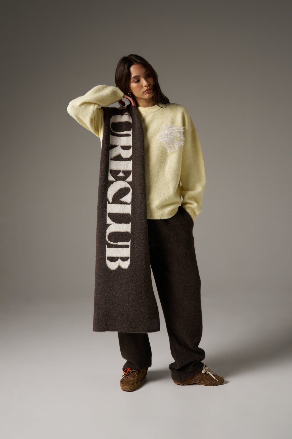 COPYRIGHT KNIT SCARF - BROWN