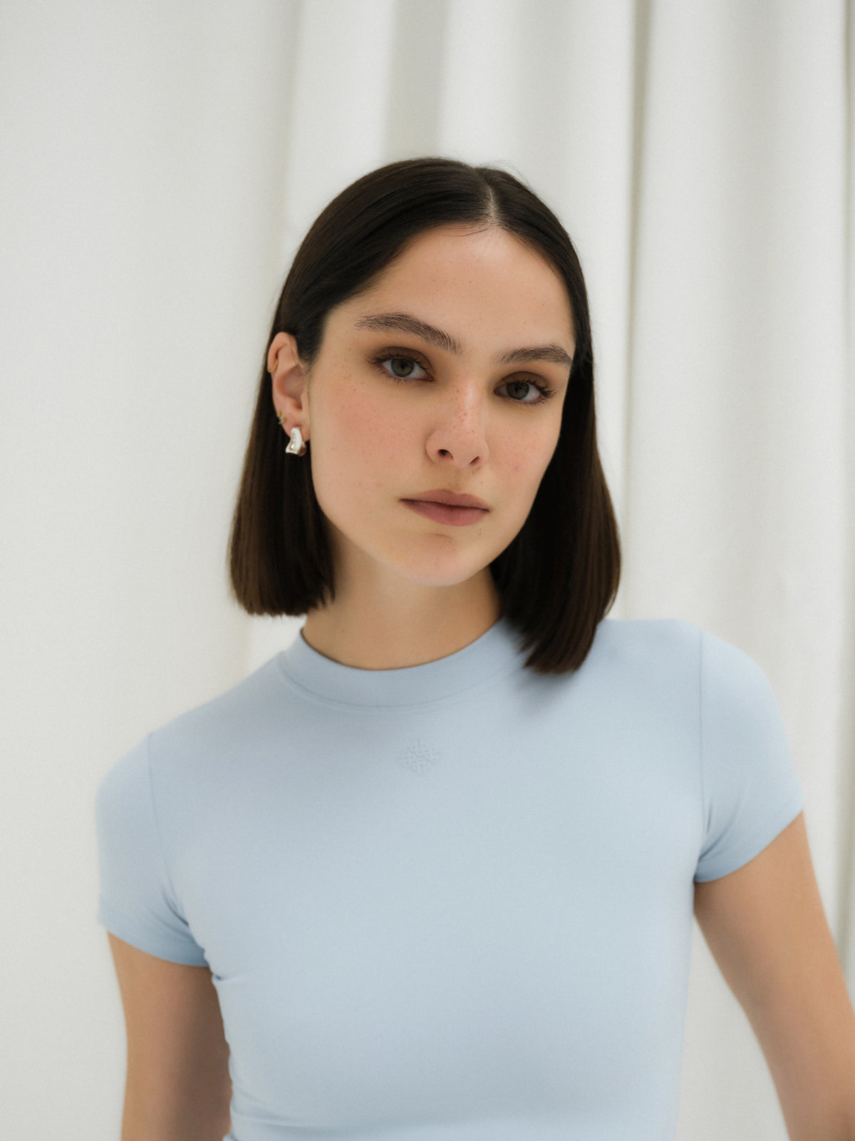 SCULPTING STRETCH EMBLEM BABY TEE - POWDER BLUE