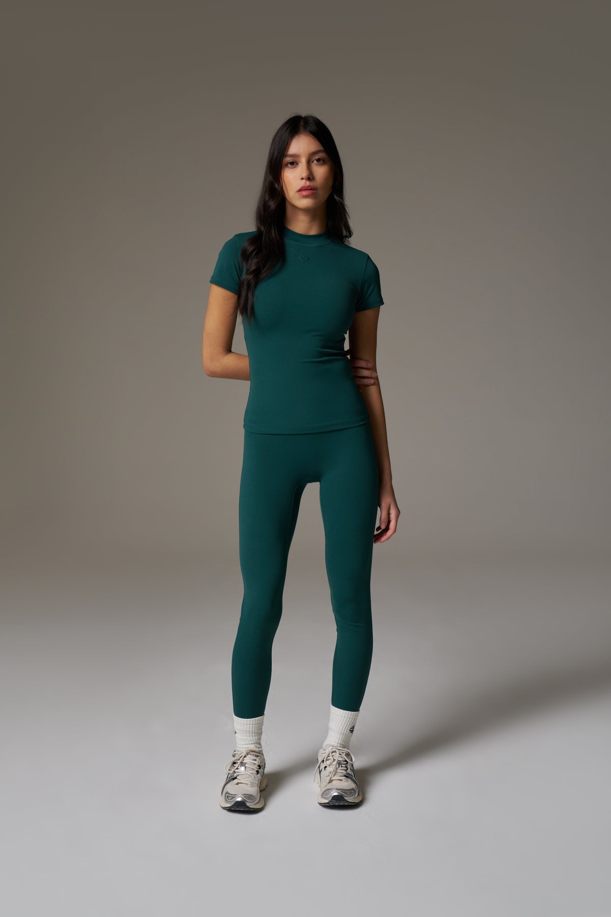 SCULPTING STRETCH EMBLEM BABY TEE - FOREST GREEN