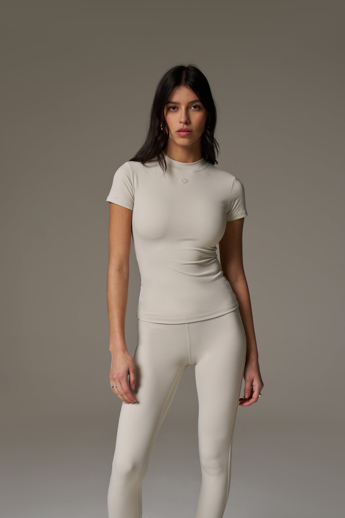 SCULPTING STRETCH EMBLEM BABY TEE - BONE