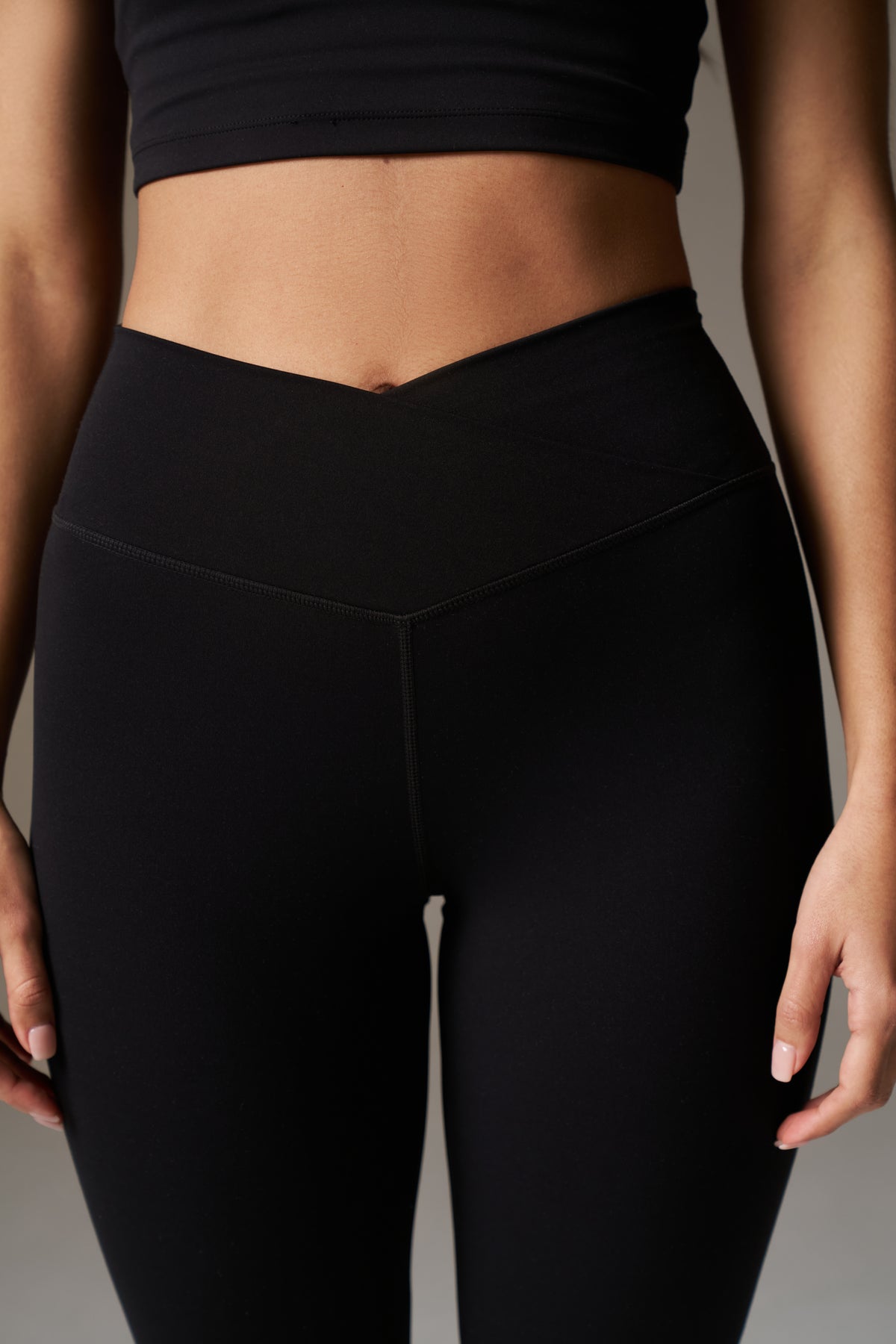 SCULPTING STRETCH ZIP HEM LEGGINGS - BLACK