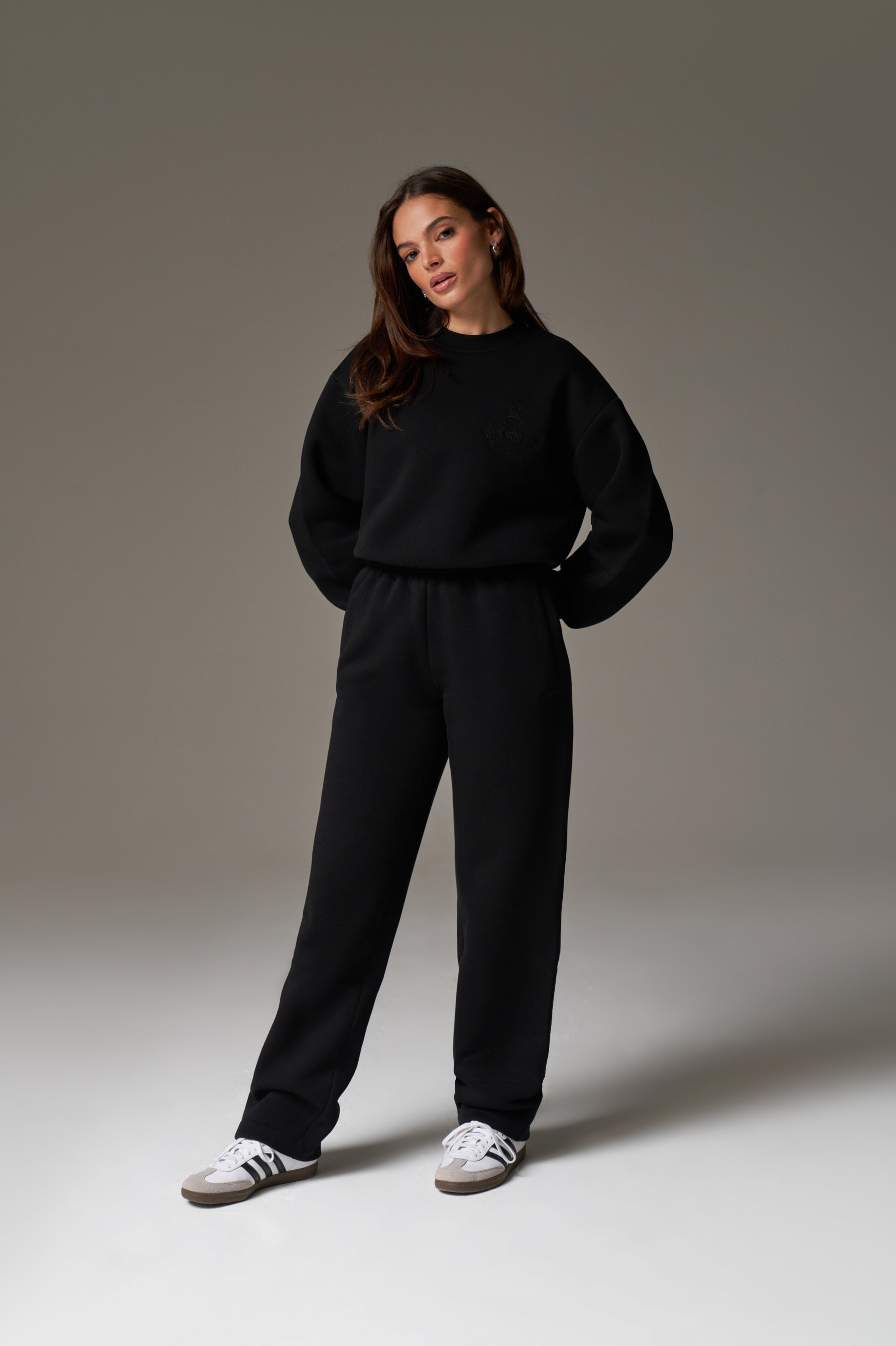 EMBROIDERED CREST SWEATSHIRT - BLACK