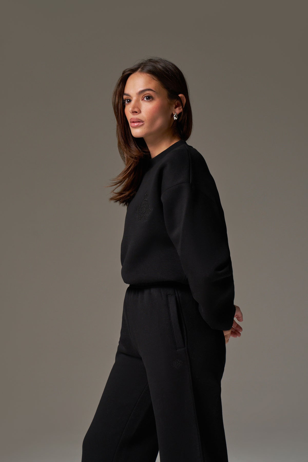 EMBROIDERED CREST SWEATSHIRT - BLACK