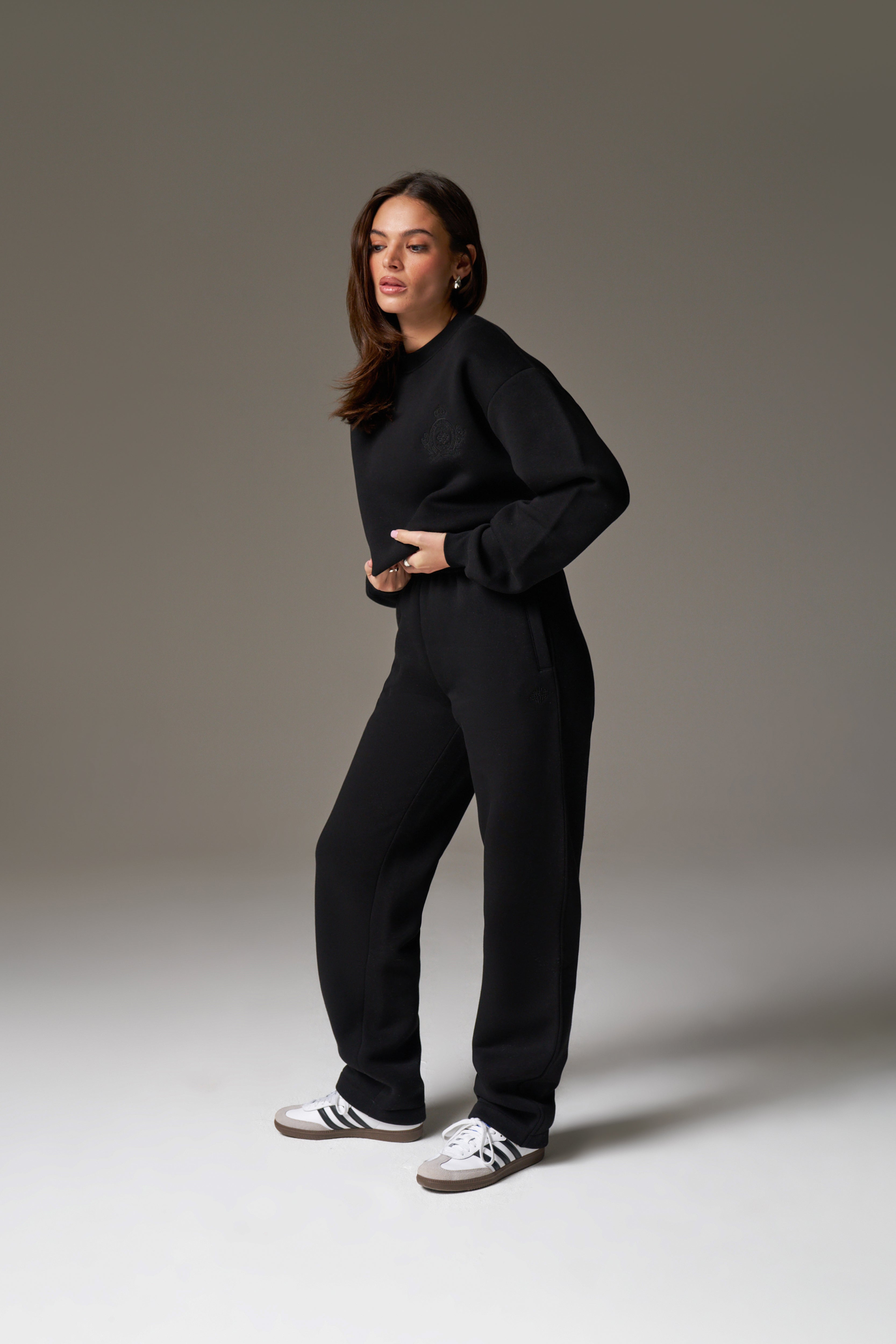 EMBROIDERED CREST SWEATSHIRT - BLACK