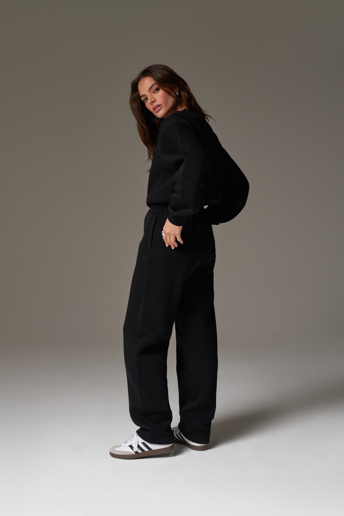 EMBROIDERED CREST SWEATSHIRT - BLACK