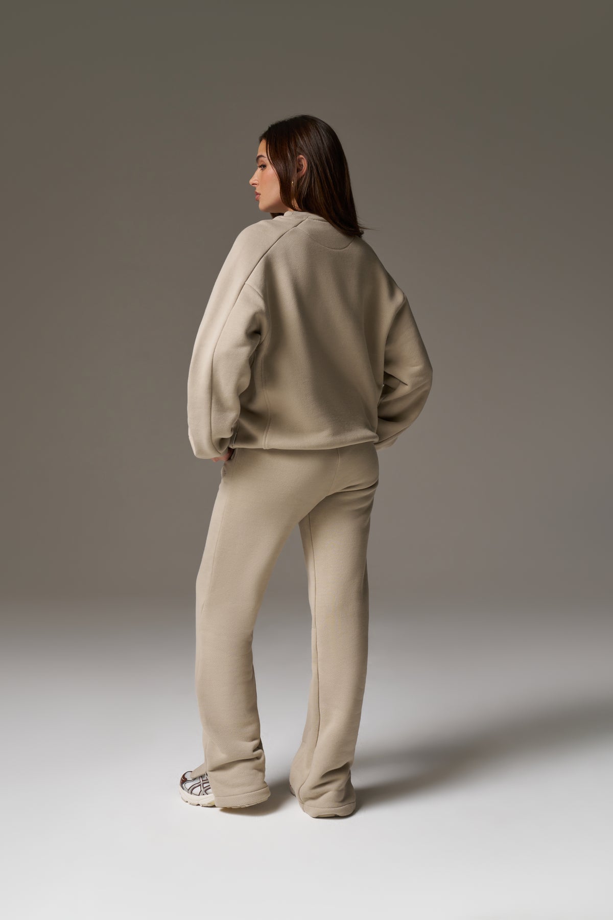 LAUNDERED CLASSICS SEAM DETAIL SWEATSHIRT - BEIGE