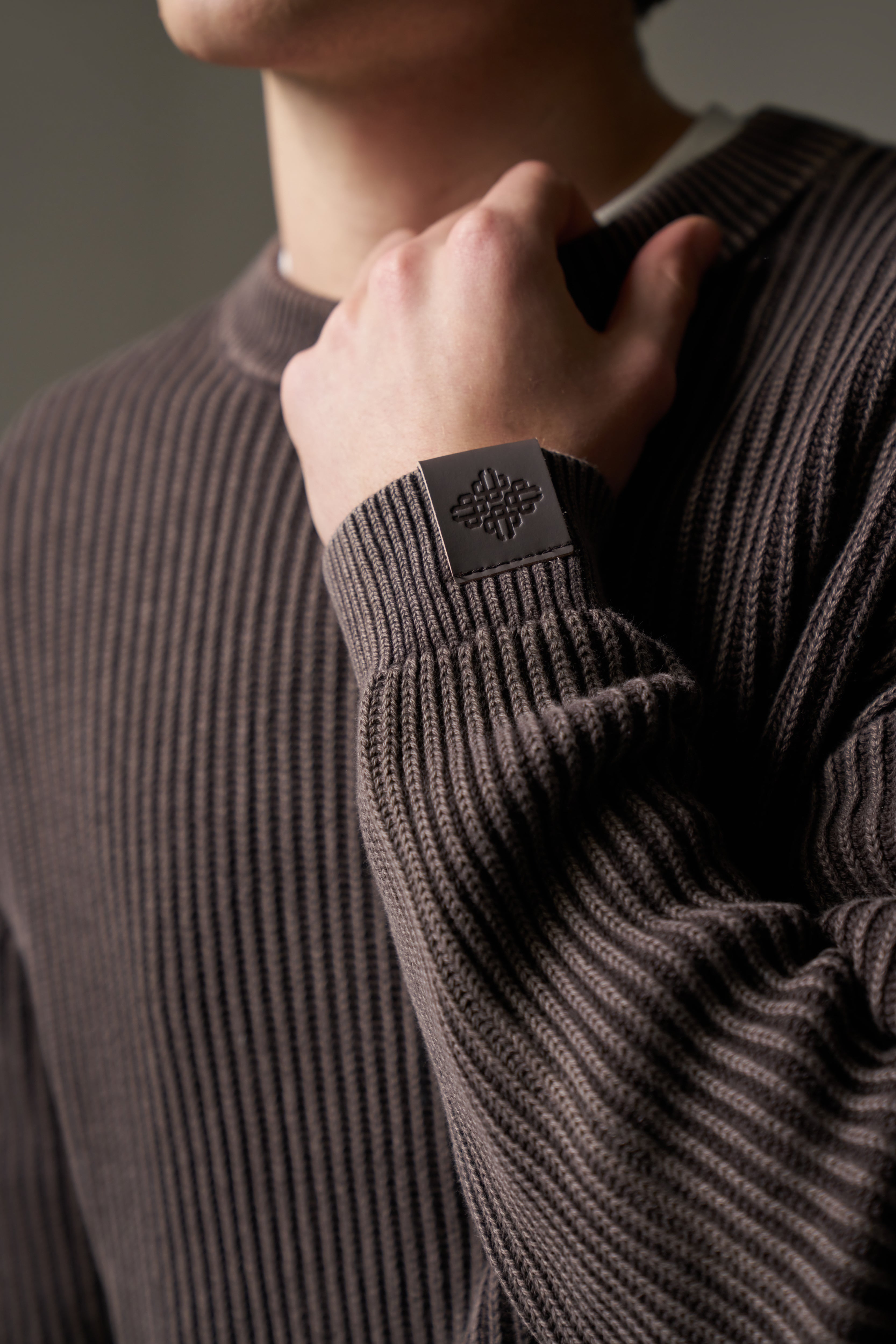 HEAVY WASHED RIBBED KNIT CREW - BROWN