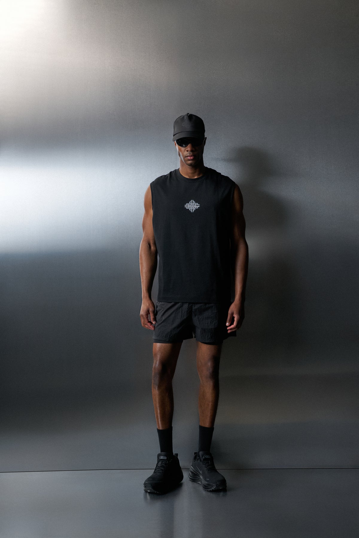 EMBLEM LUXURY IN MOTION CUT OFF - BLACK