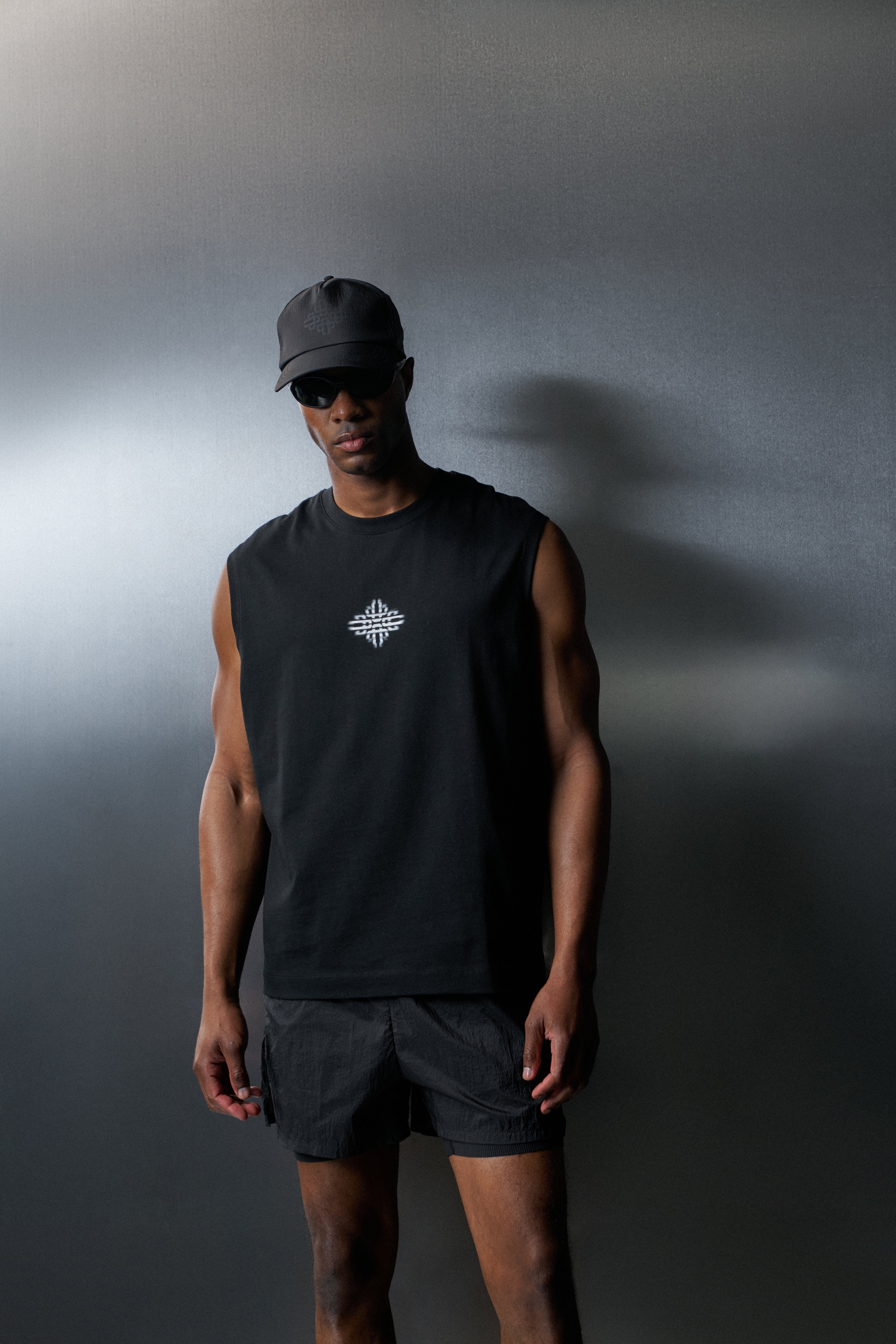 LUXURY IN MOTION GRAPHIC VEST - BLACK