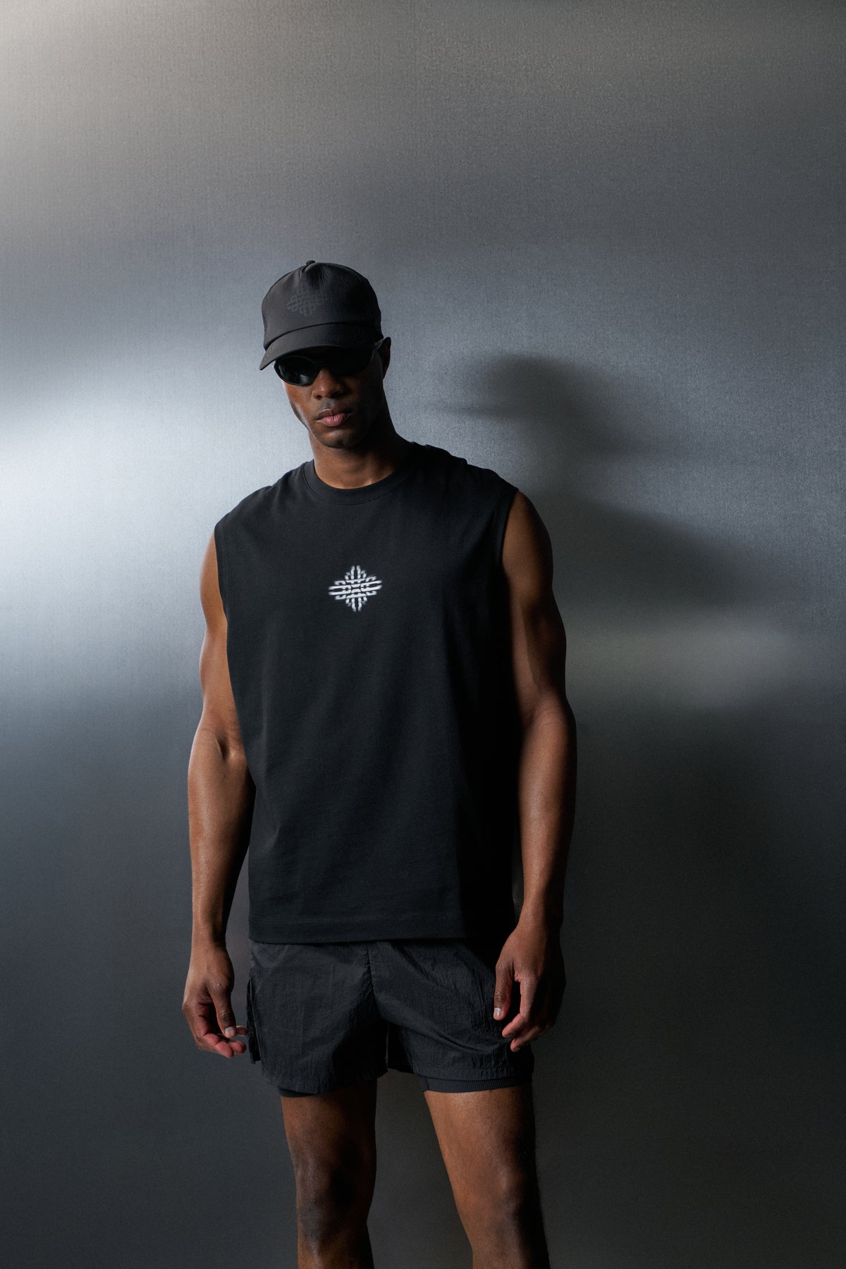 EMBLEM LUXURY IN MOTION CUT OFF - BLACK