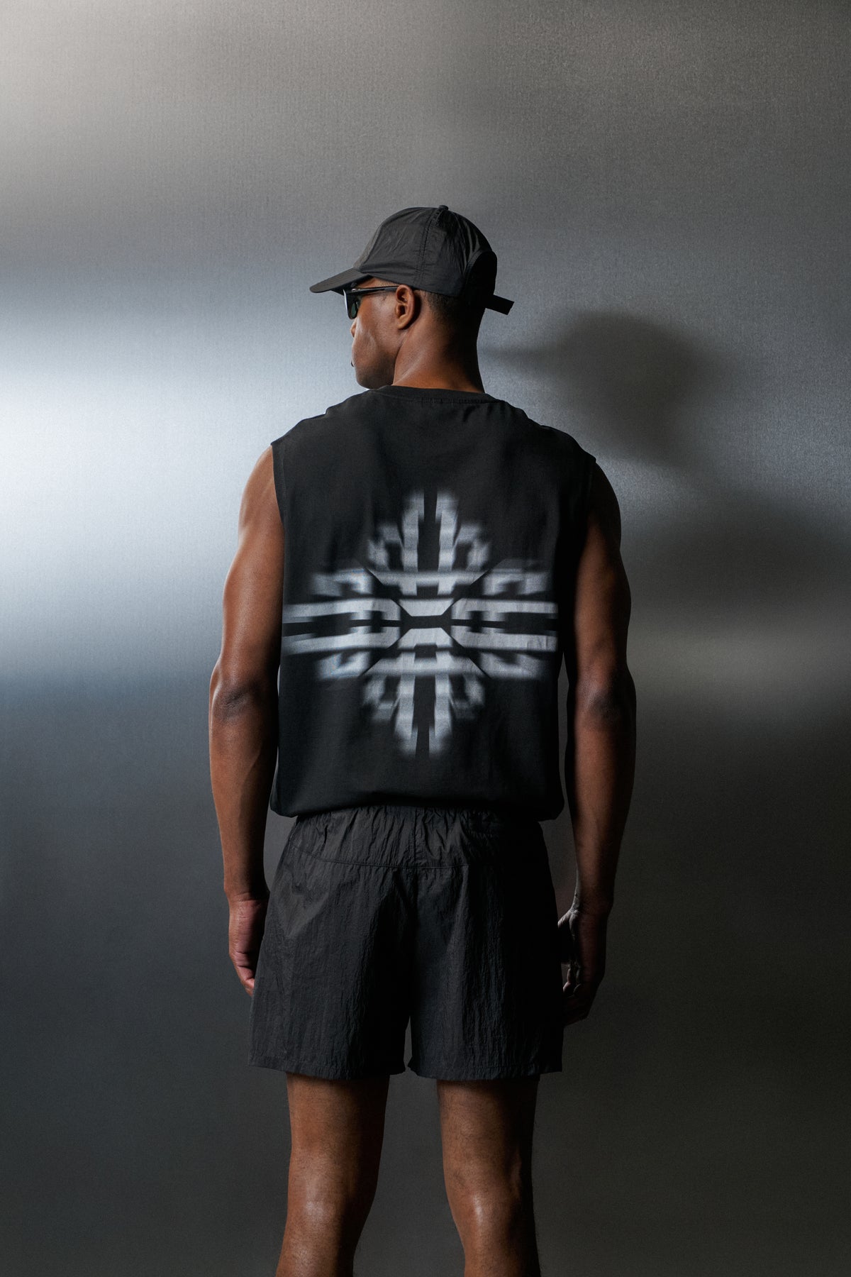 EMBLEM LUXURY IN MOTION CUT OFF - BLACK