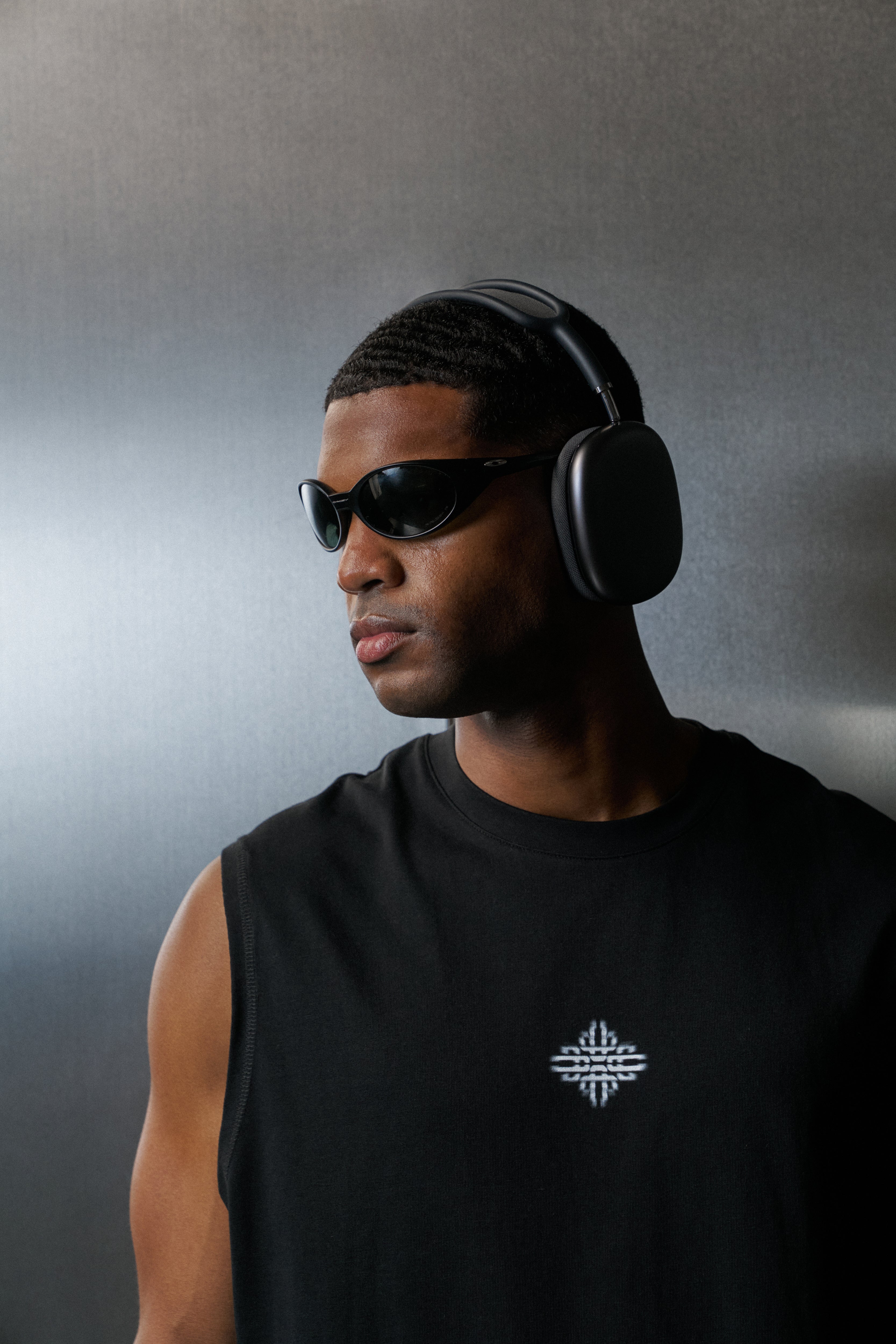 LUXURY IN MOTION EMBLEM VEST - BLACK