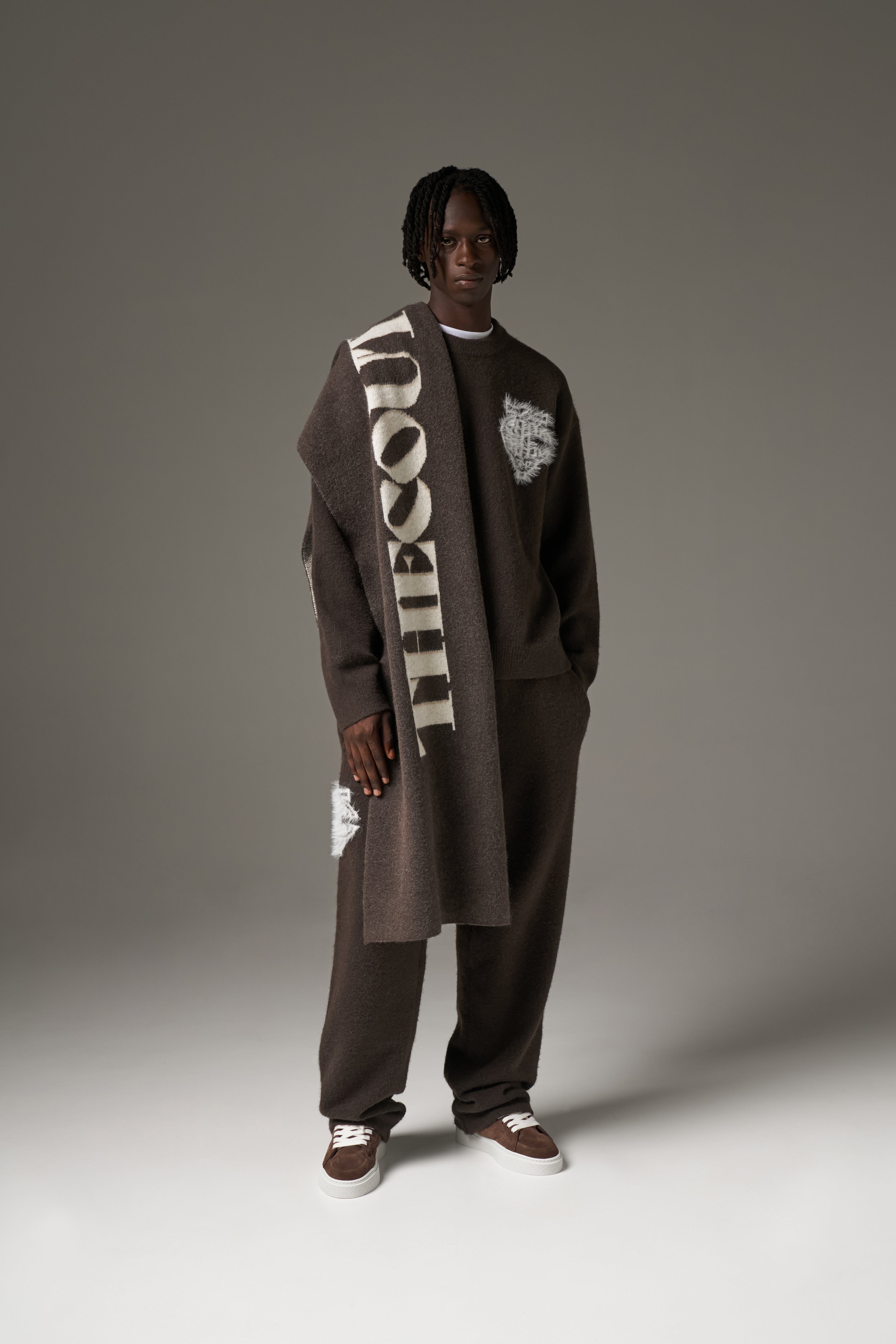MONOGRAM FLUFFY KNIT CREW - BROWN