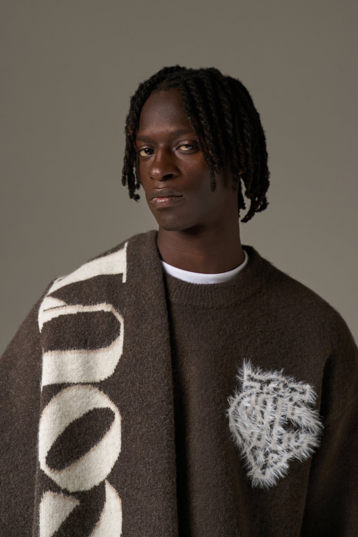 COPYRIGHT KNIT SCARF - BROWN