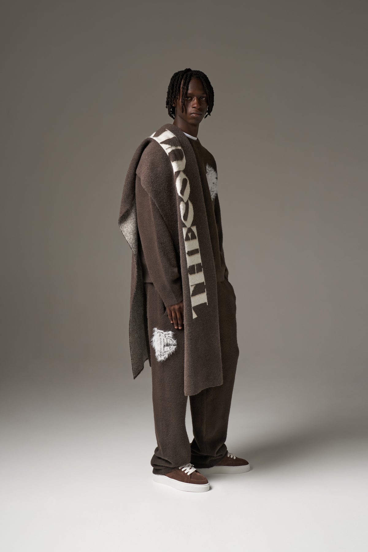 COPYRIGHT KNIT SCARF - BROWN