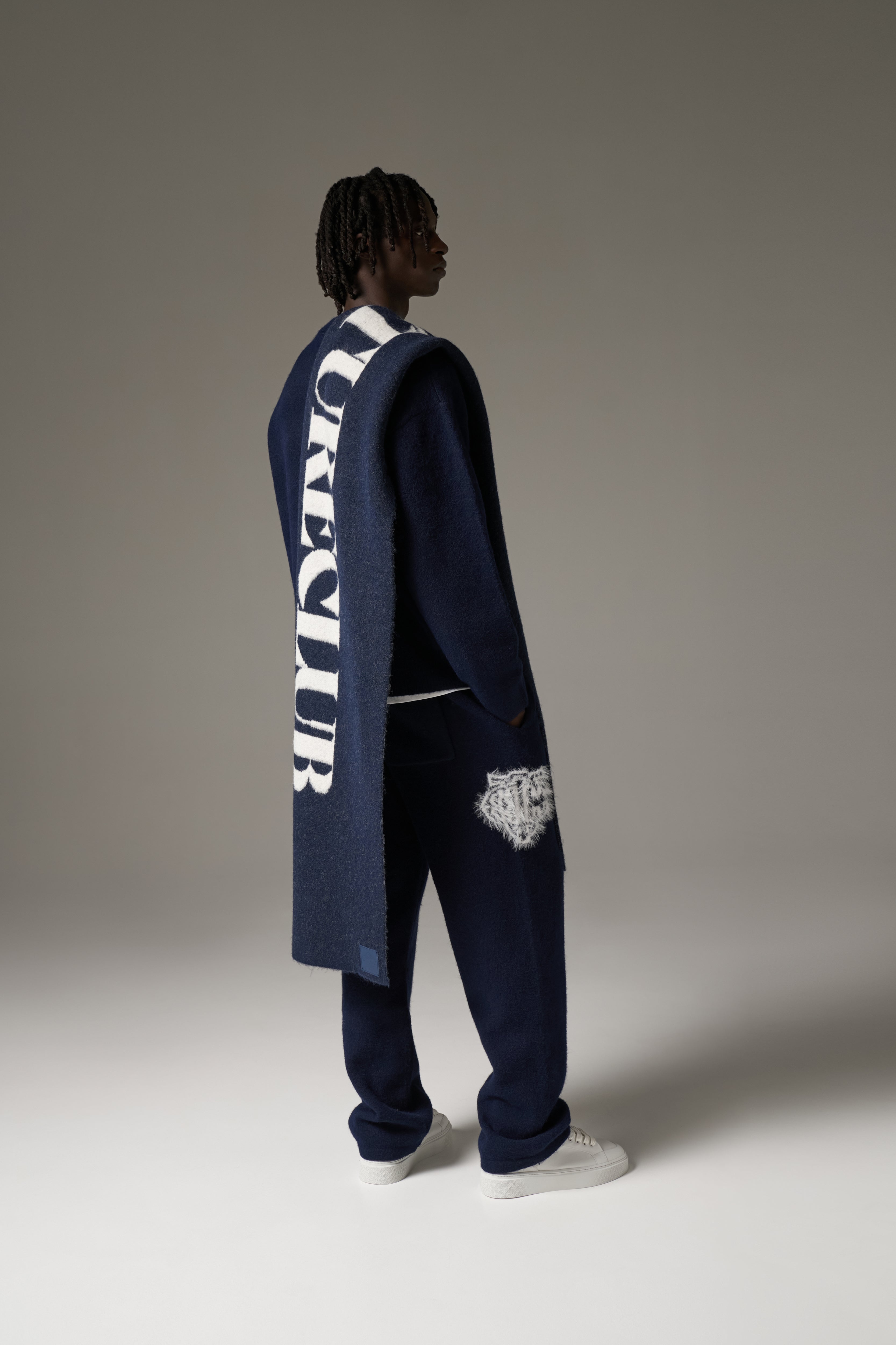 COPYRIGHT KNIT SCARF - NAVY