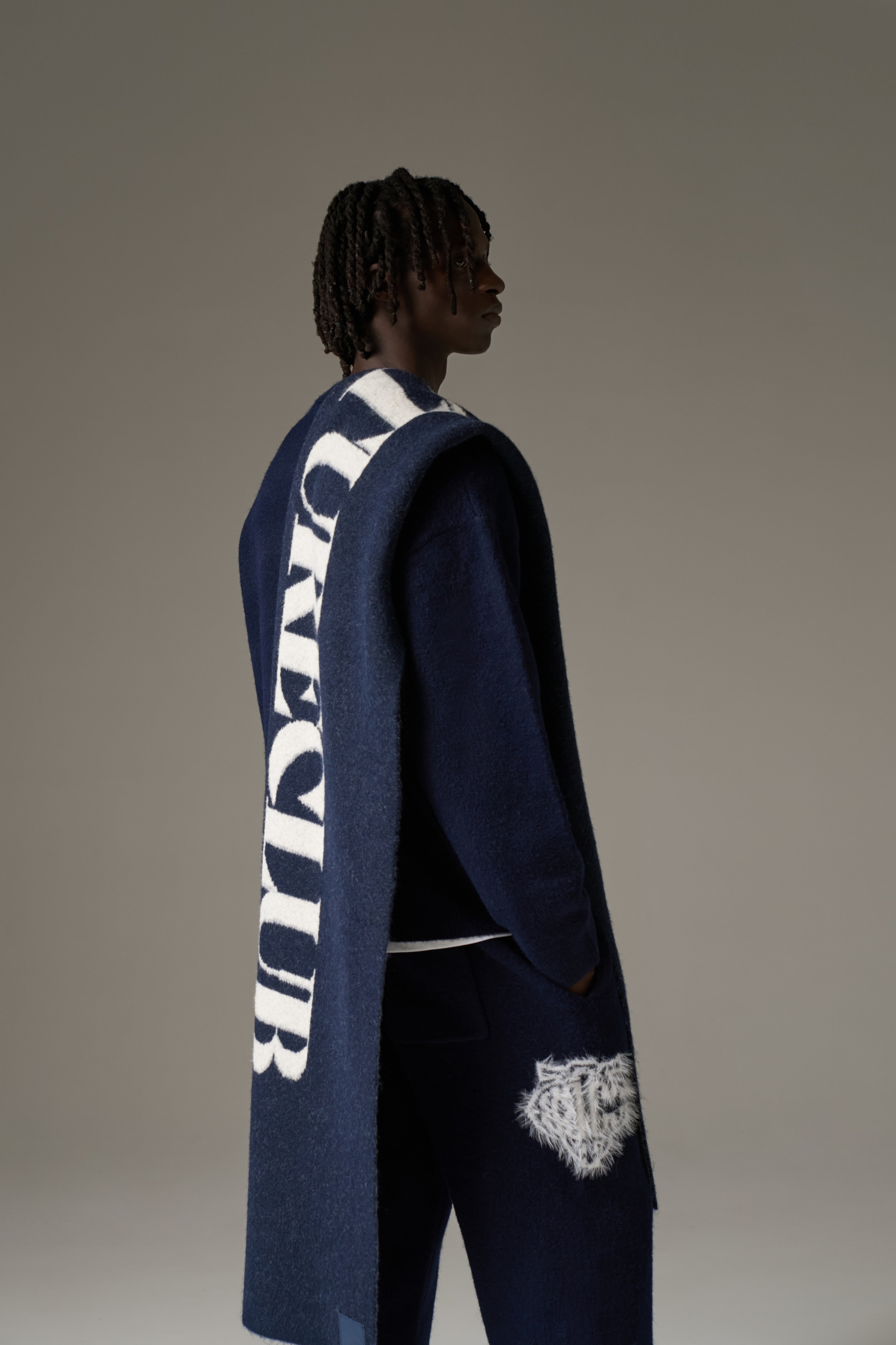 COPYRIGHT KNIT SCARF - NAVY