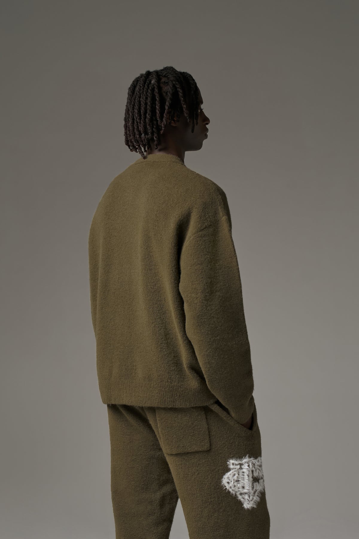 MONOGRAM FLUFFY KNIT CREW - KHAKI