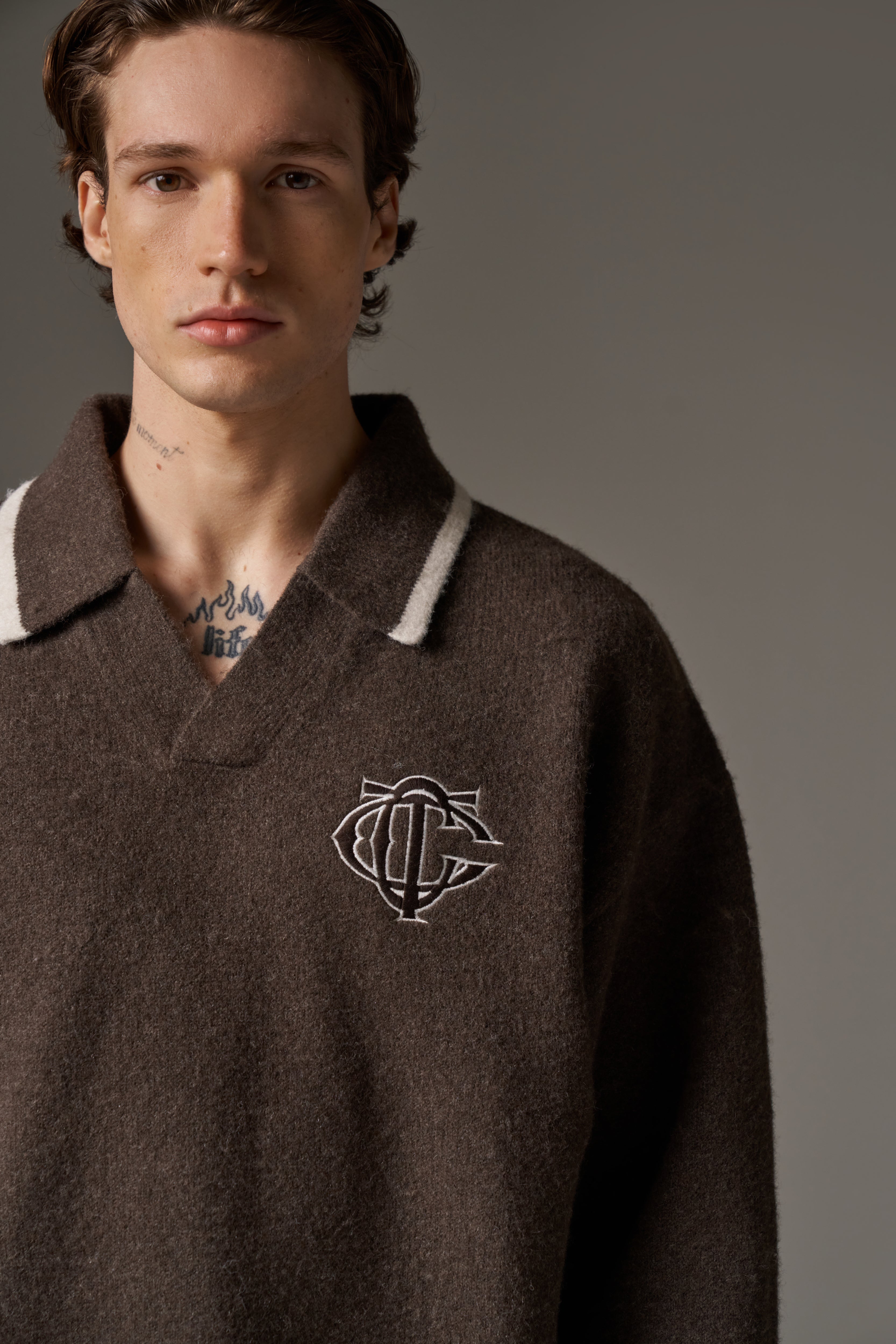 MONOGRAM KNITTED POLO TOP - BROWN