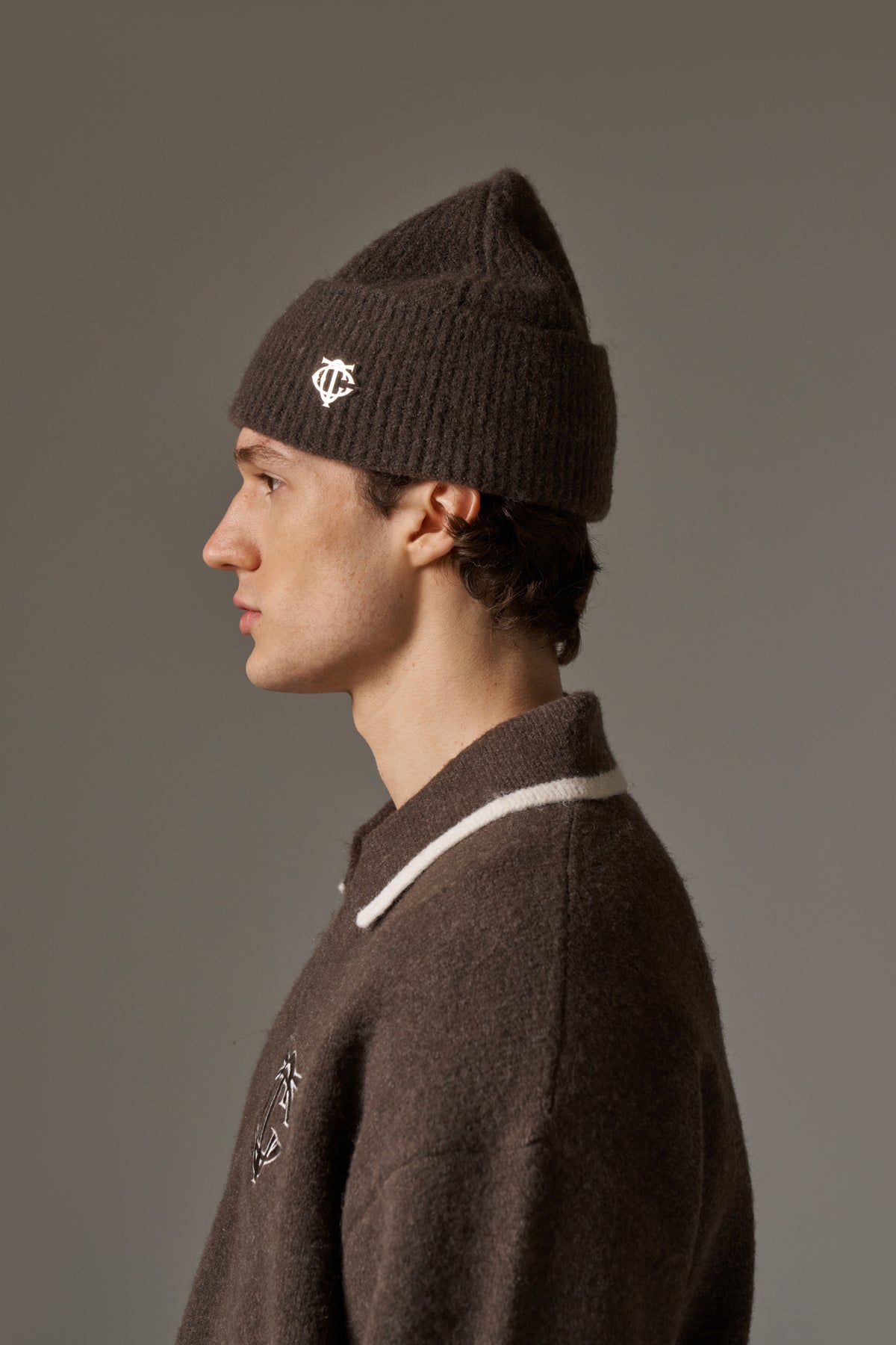 FLUFFY KNIT MONOGRAM PIN BADGE BEANIE - BROWN
