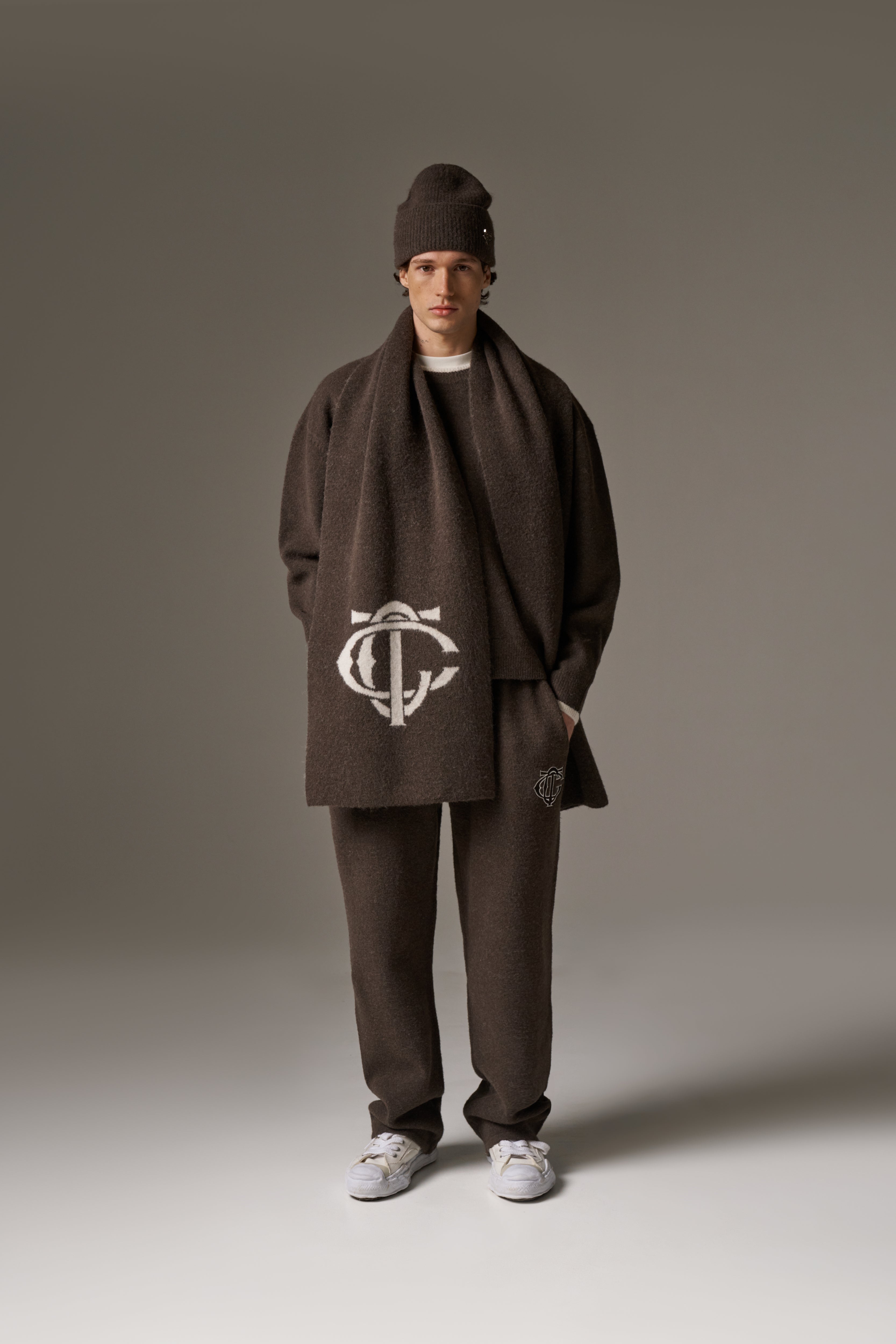 MONOGRAM KNITTED CREW - BROWN