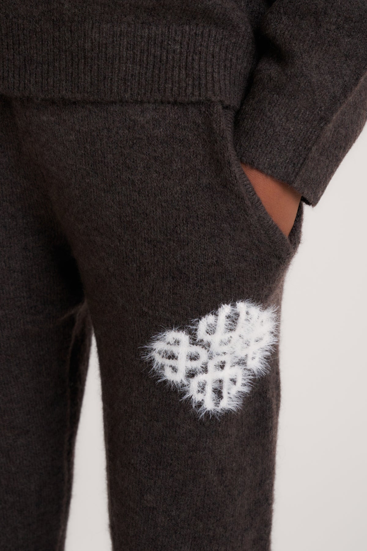 KIDS EMBLEM FLUFFY KNIT JOGGERS - BROWN