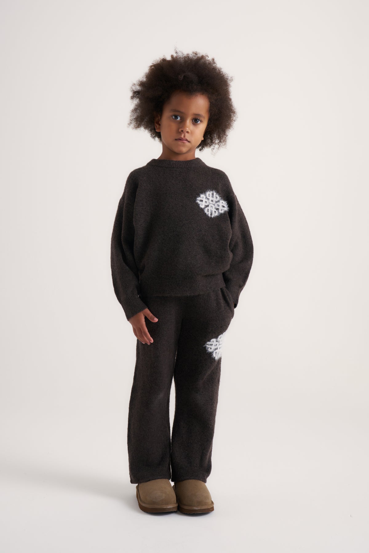 KIDS EMBLEM FLUFFY KNIT JOGGERS - BROWN