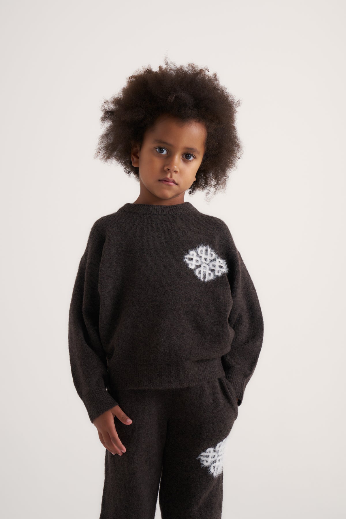 KIDS EMBLEM FLUFFY KNIT CREW - BROWN