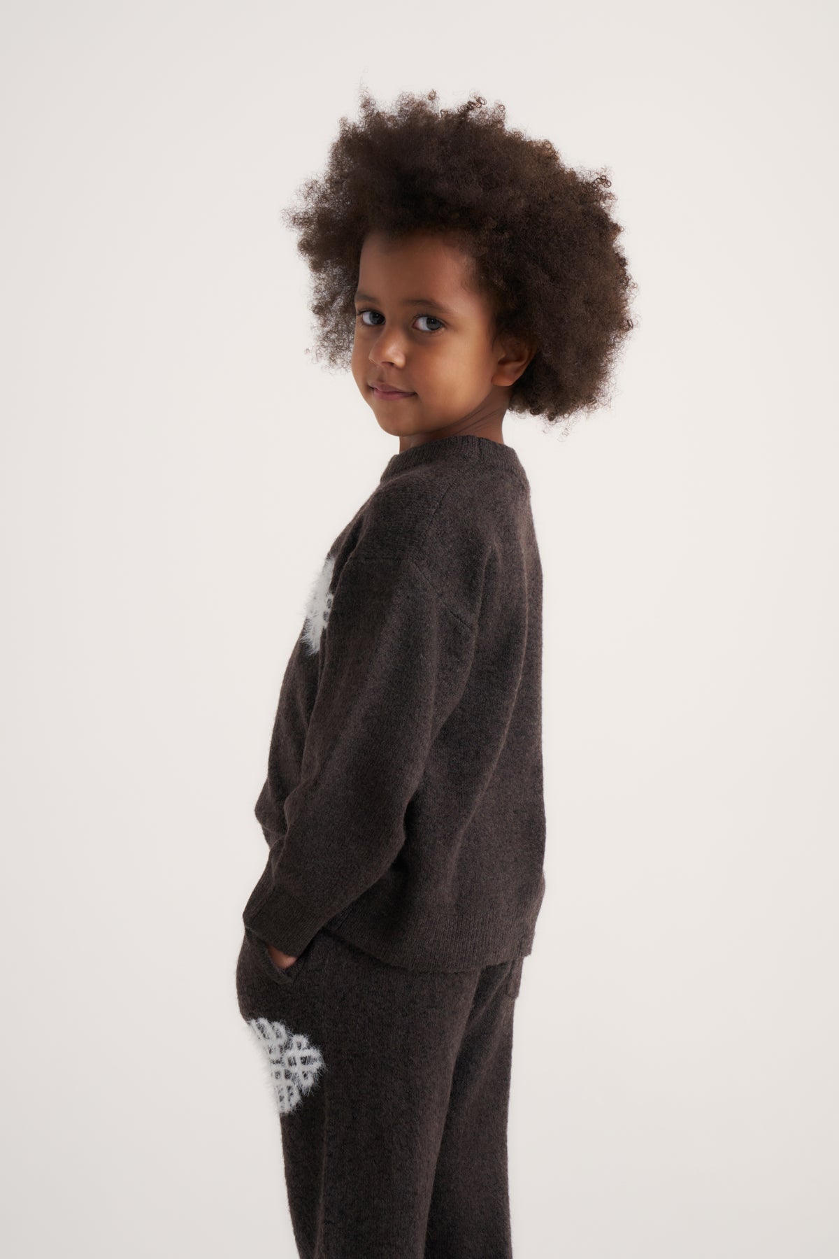 KIDS EMBLEM FLUFFY KNIT CREW - BROWN