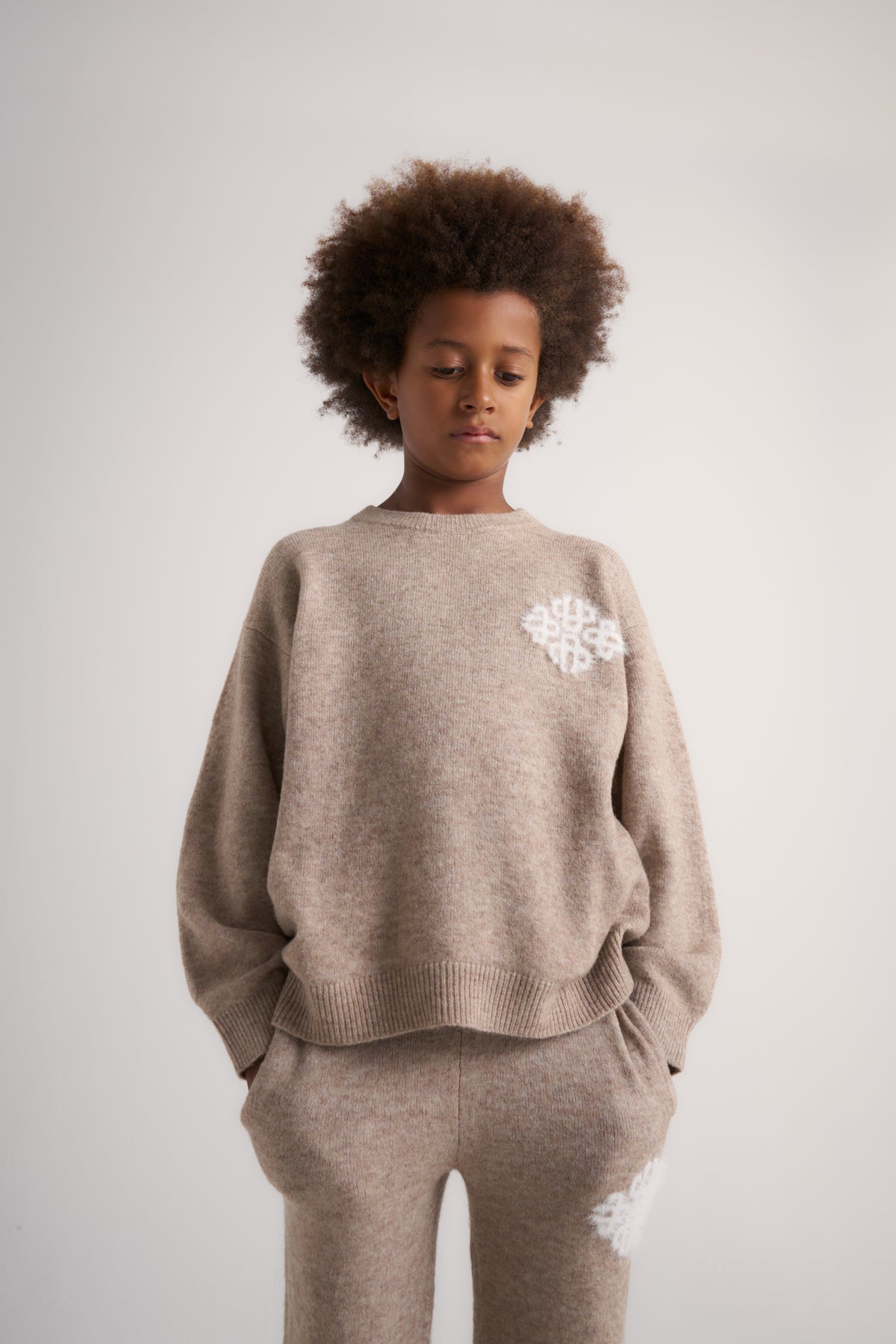 JUNIOR EMBLEM FLUFFY KNIT CREW - BEIGE