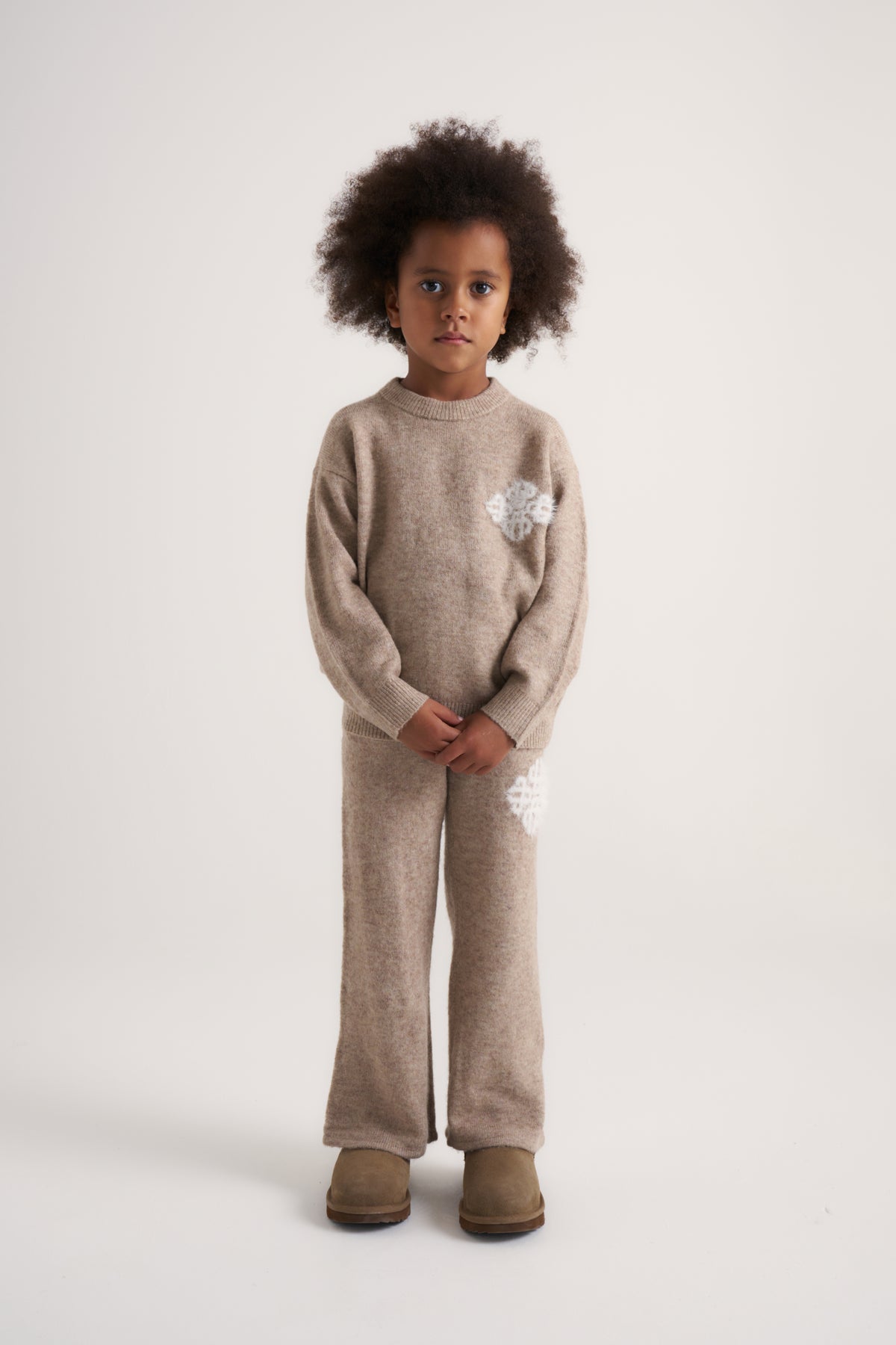 KIDS EMBLEM FLUFFY KNIT JOGGERS - BEIGE