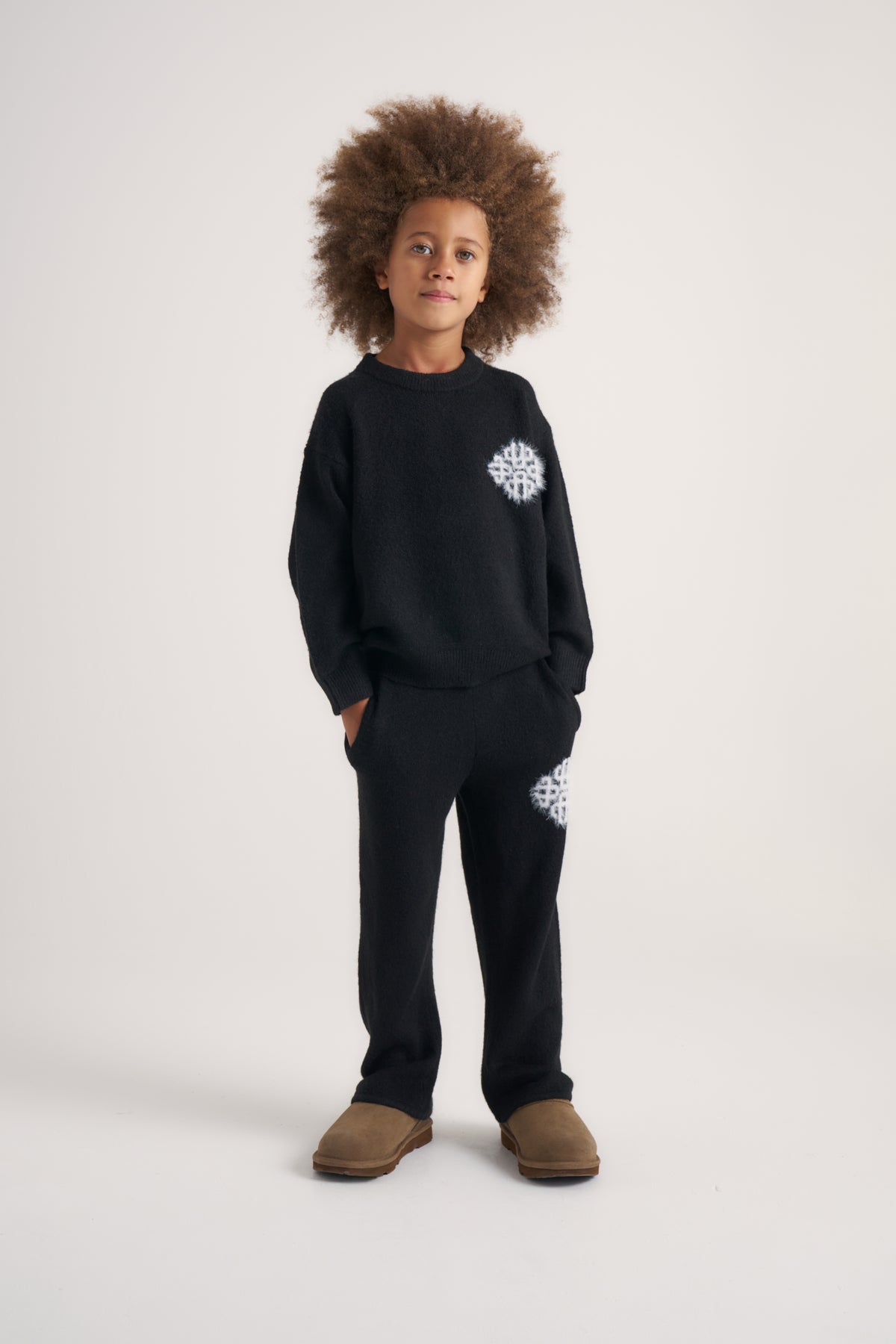 JUNIOR EMBLEM FLUFFY KNIT CREW - BLACK