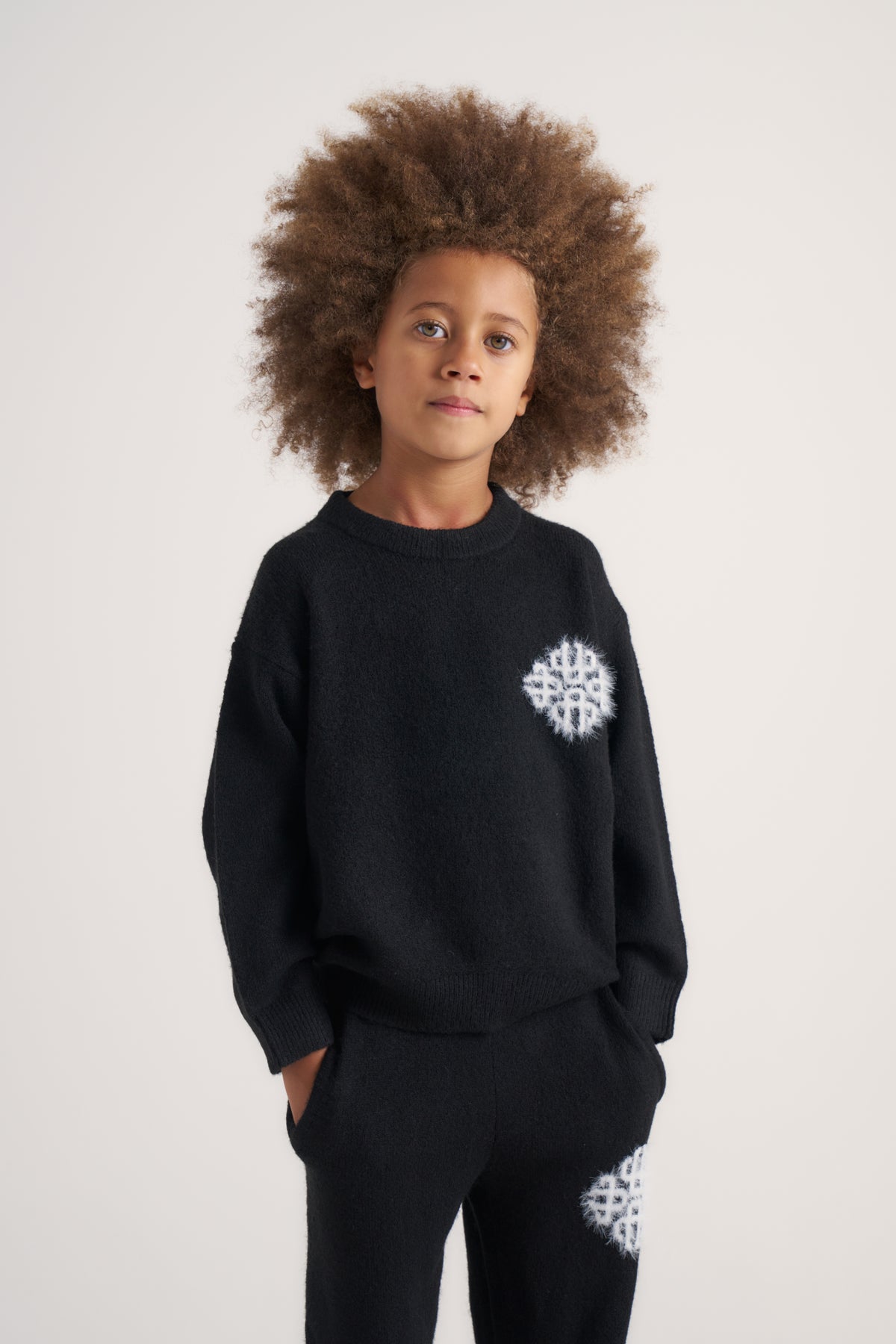 JUNIOR EMBLEM FLUFFY KNIT CREW - BLACK