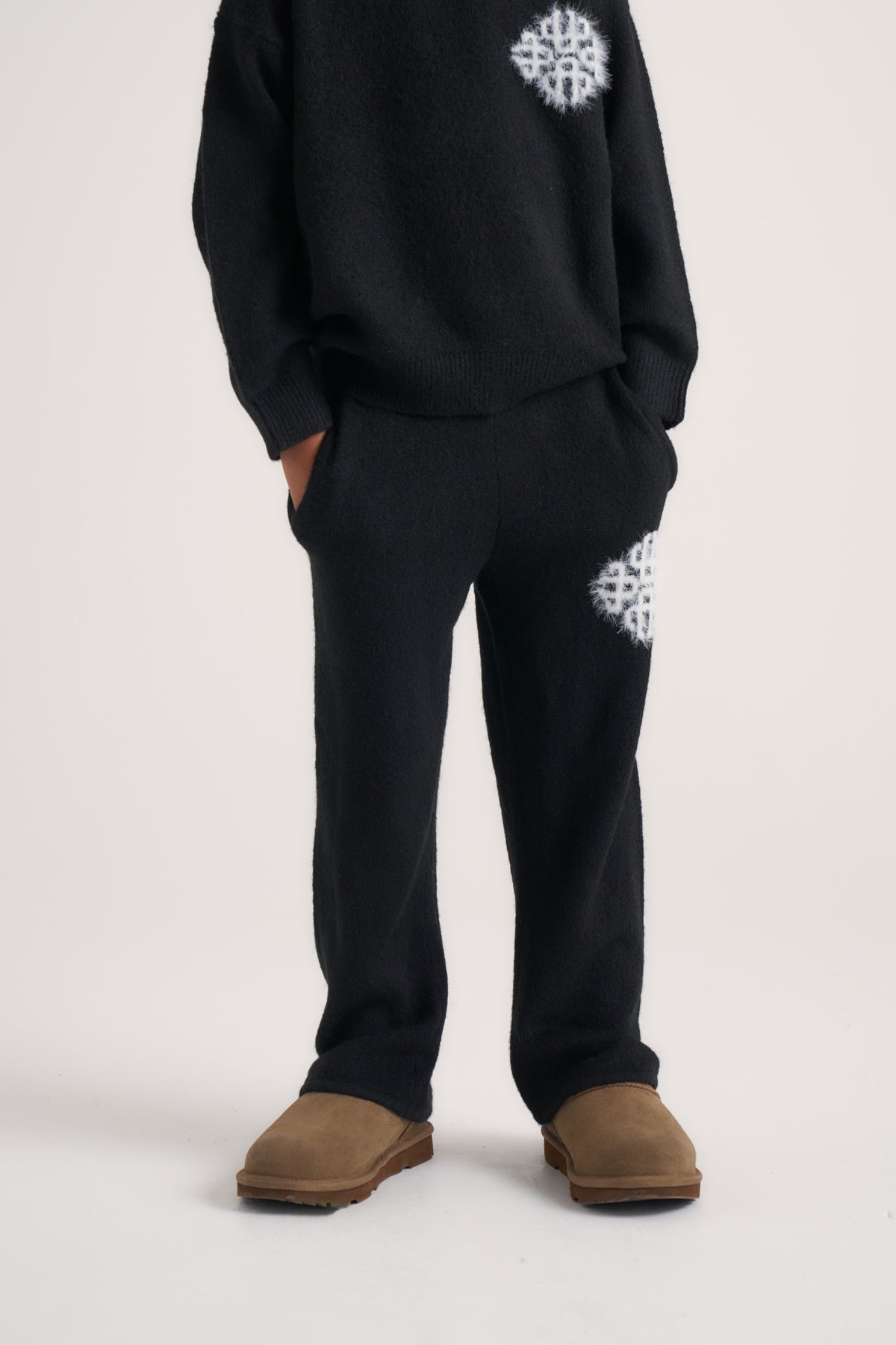 JUNIOR EMBLEM FLUFFY KNIT JOGGERS - BLACK