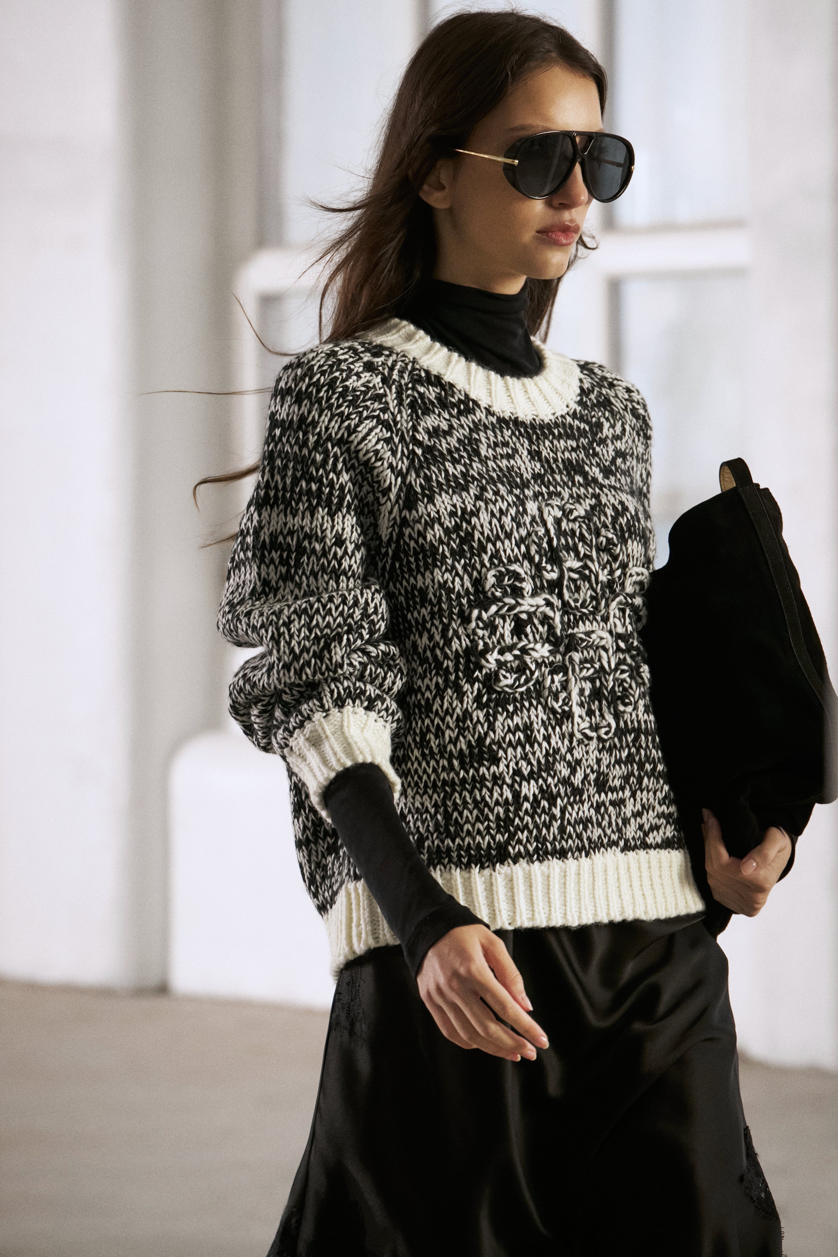 EMBLEM MIXED YARN OVERSIZED KNIT JUMPER - BLACK