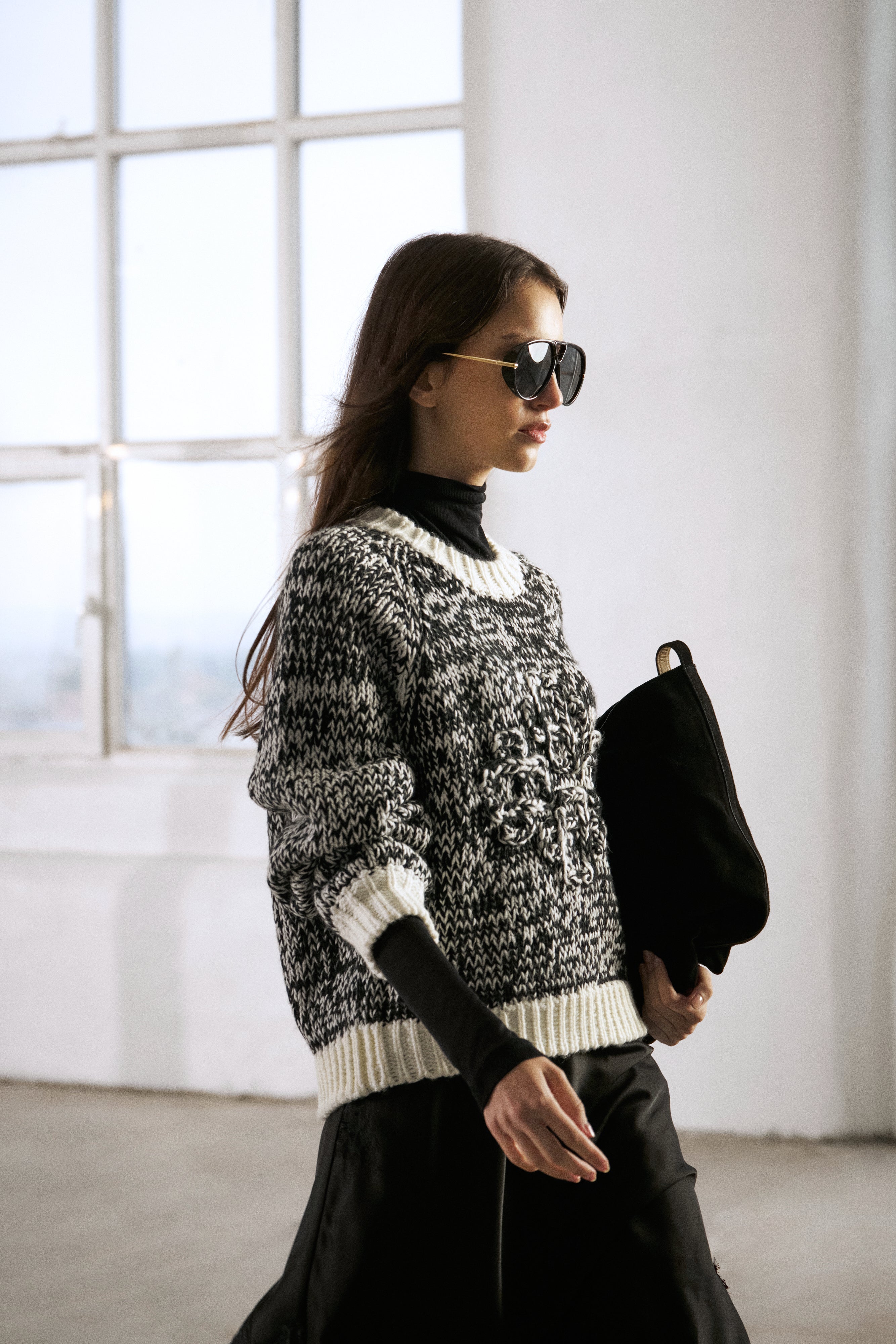 EMBLEM MIXED YARN OVERSIZED KNIT JUMPER - BLACK