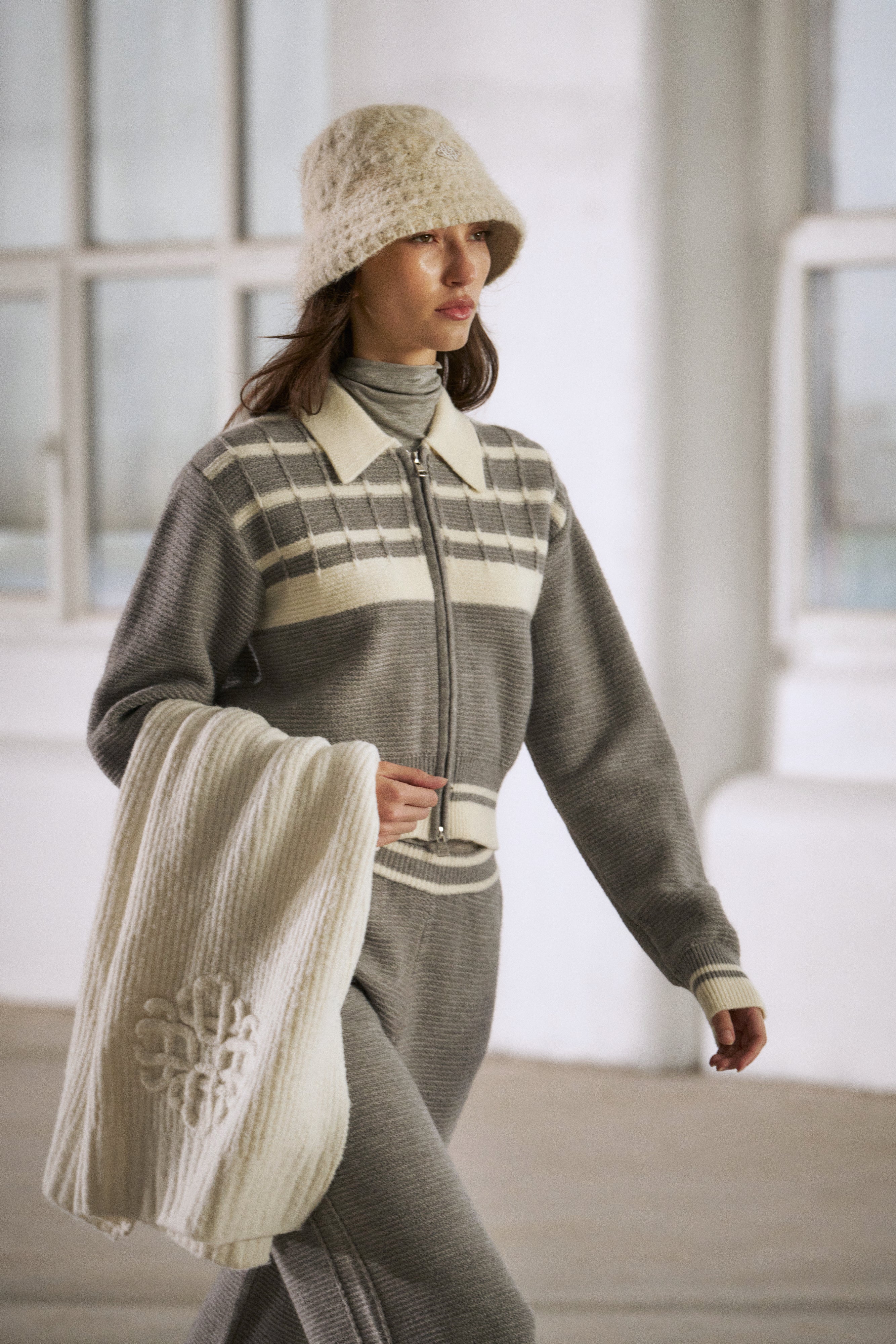 CONTRAST STRIPE KNITTED ZIP THROUGH - GREY