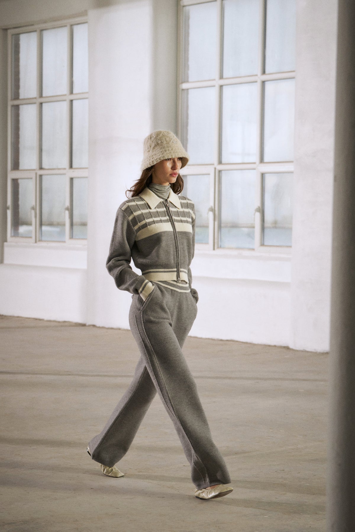 CONTRAST STRIPE KNITTED ZIP THROUGH - GREY