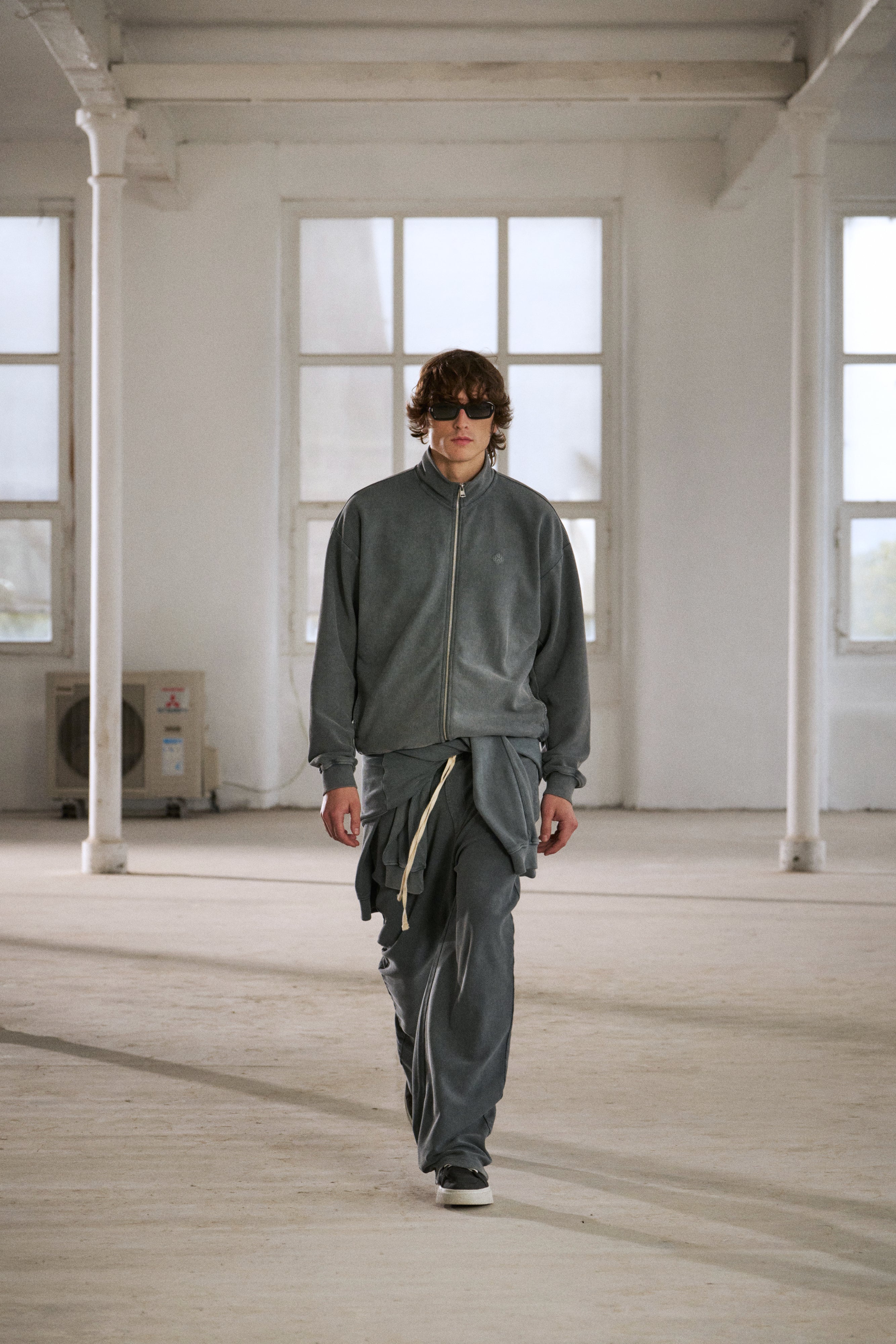 HEAVYWEIGHT WASHED RIBBED ZIP THROUGH FUNNEL NECK - GREY