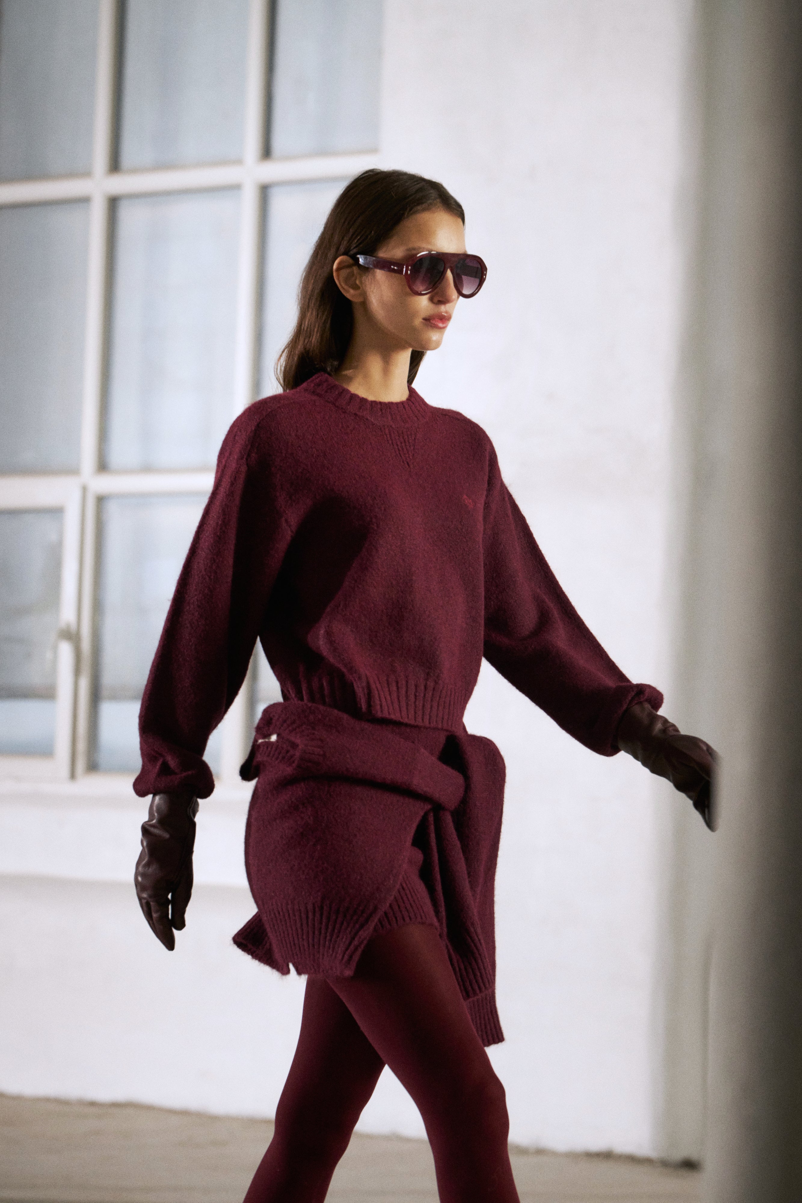 EMBLEM EMBROIDERED KNITTED CREW - PLUM