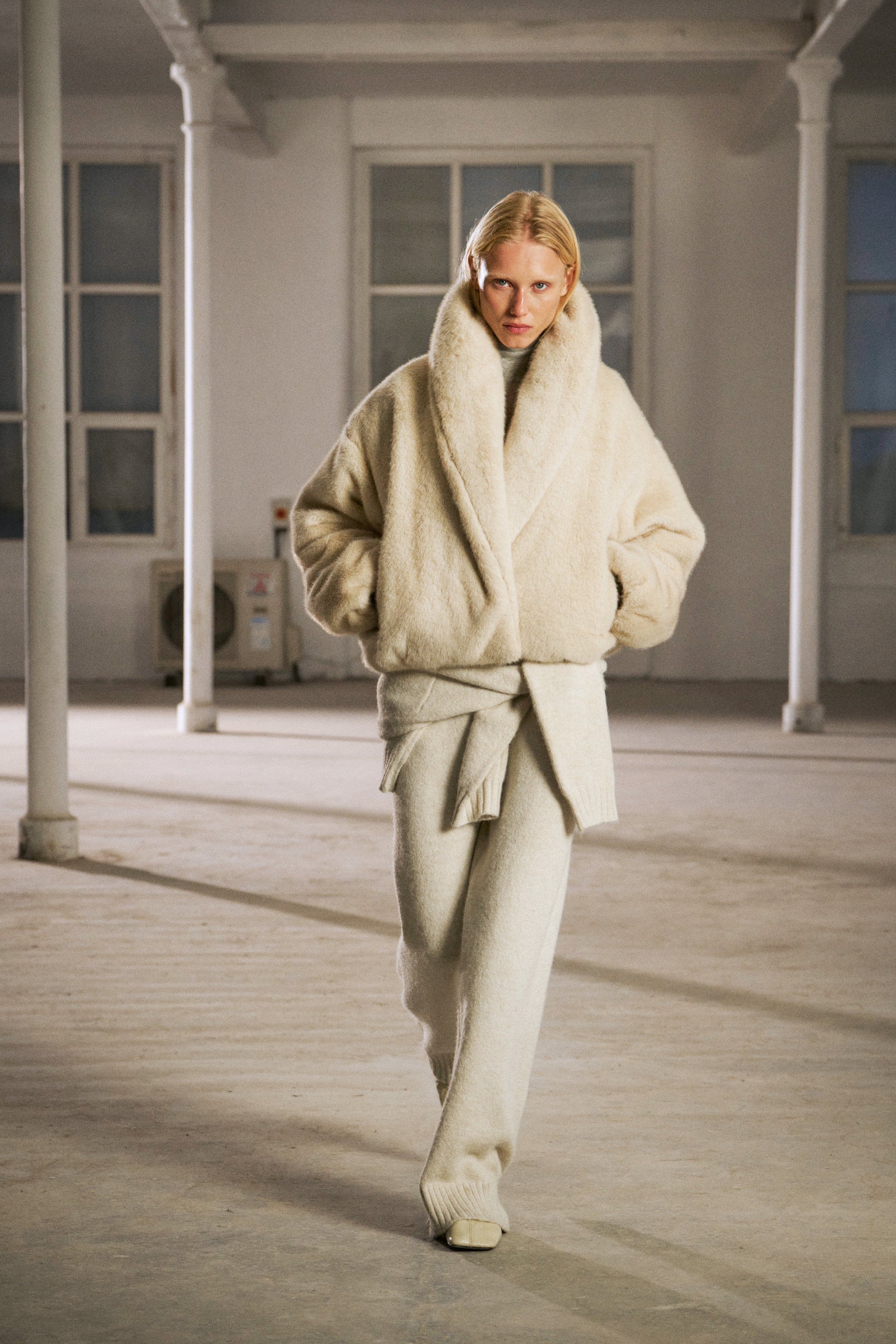 OVERSIZED COLLAR FAUX FUR PUFFER COAT - CREAM
