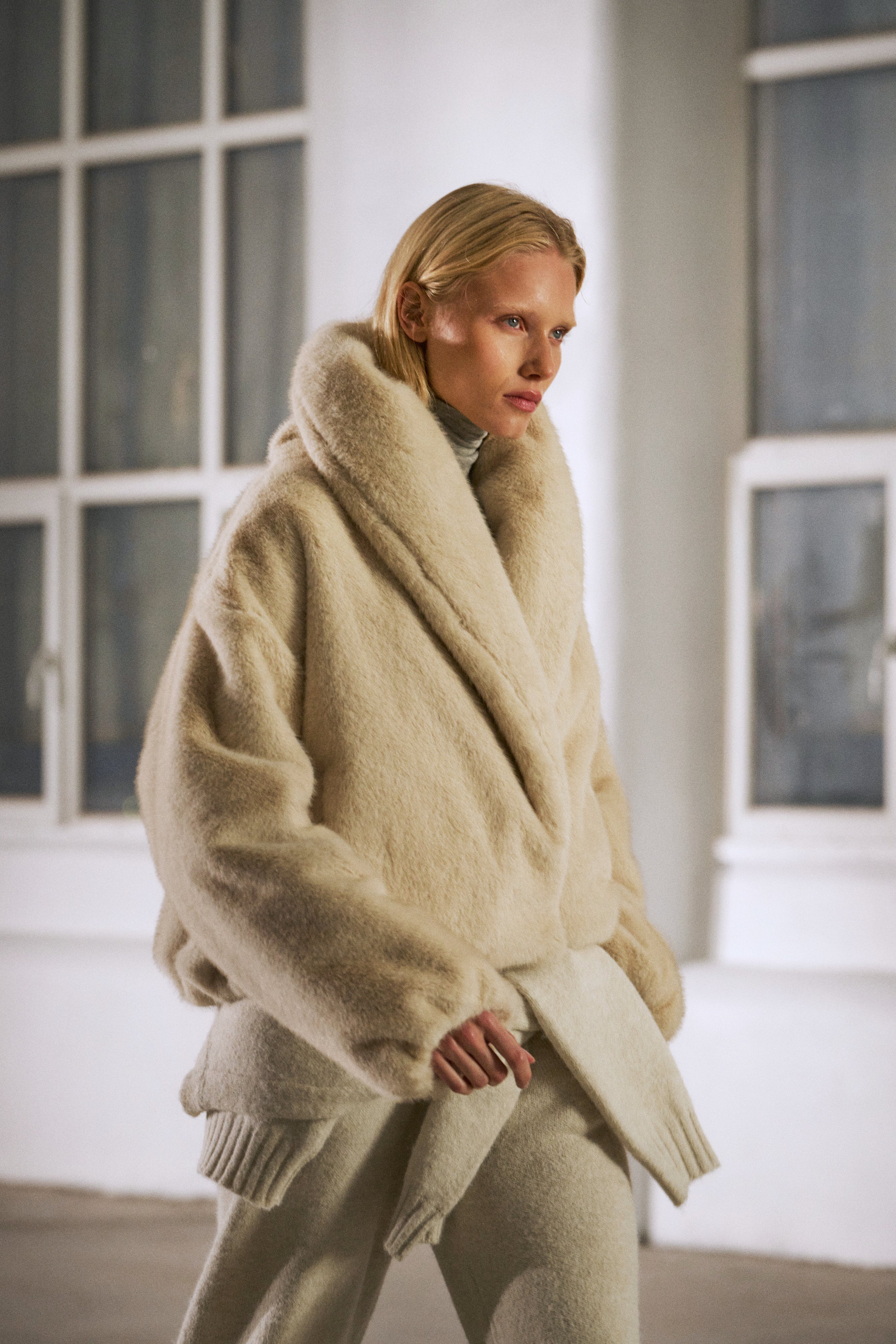 OVERSIZED COLLAR FAUX FUR PUFFER COAT - CREAM