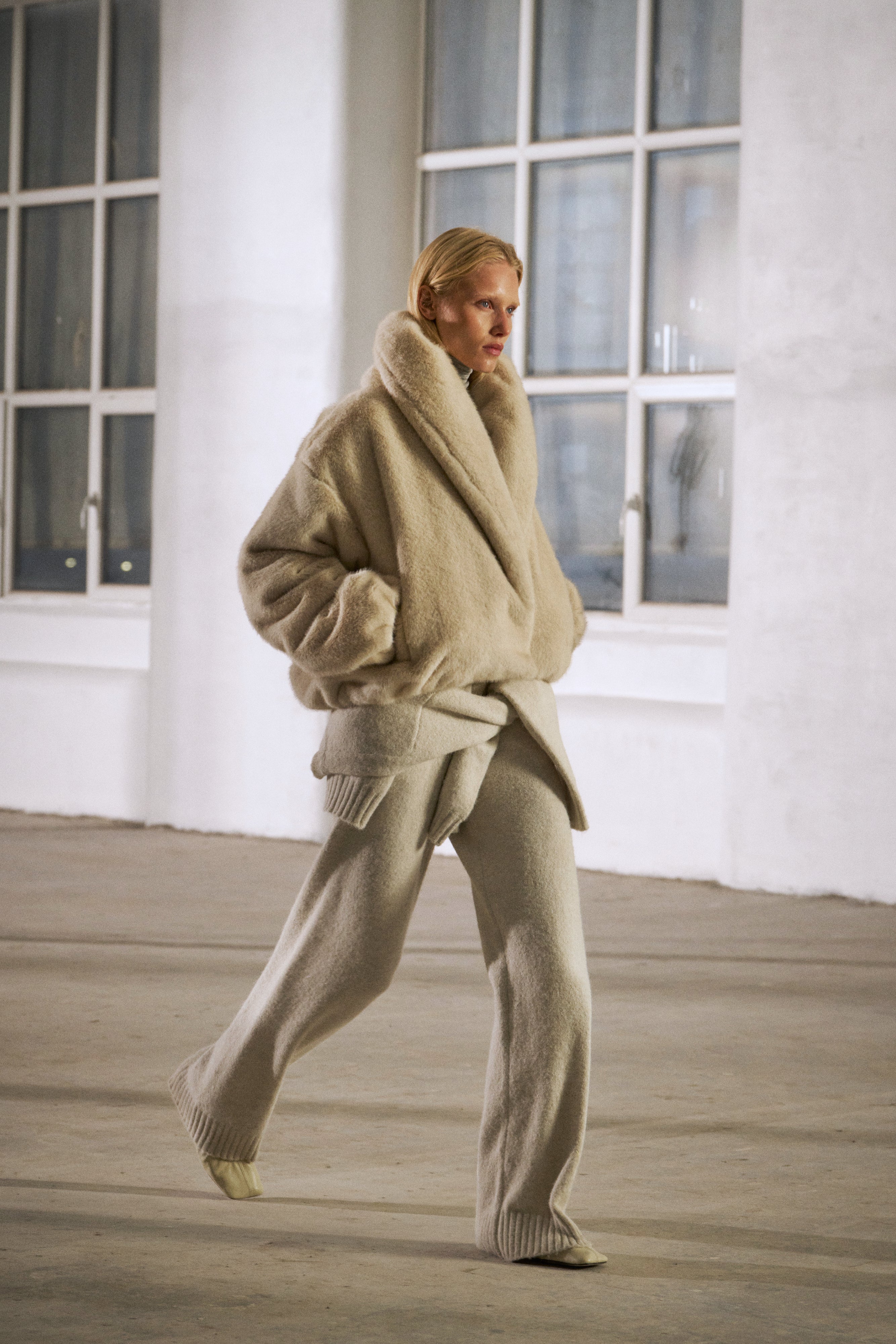 OVERSIZED COLLAR FAUX FUR PUFFER COAT - CREAM