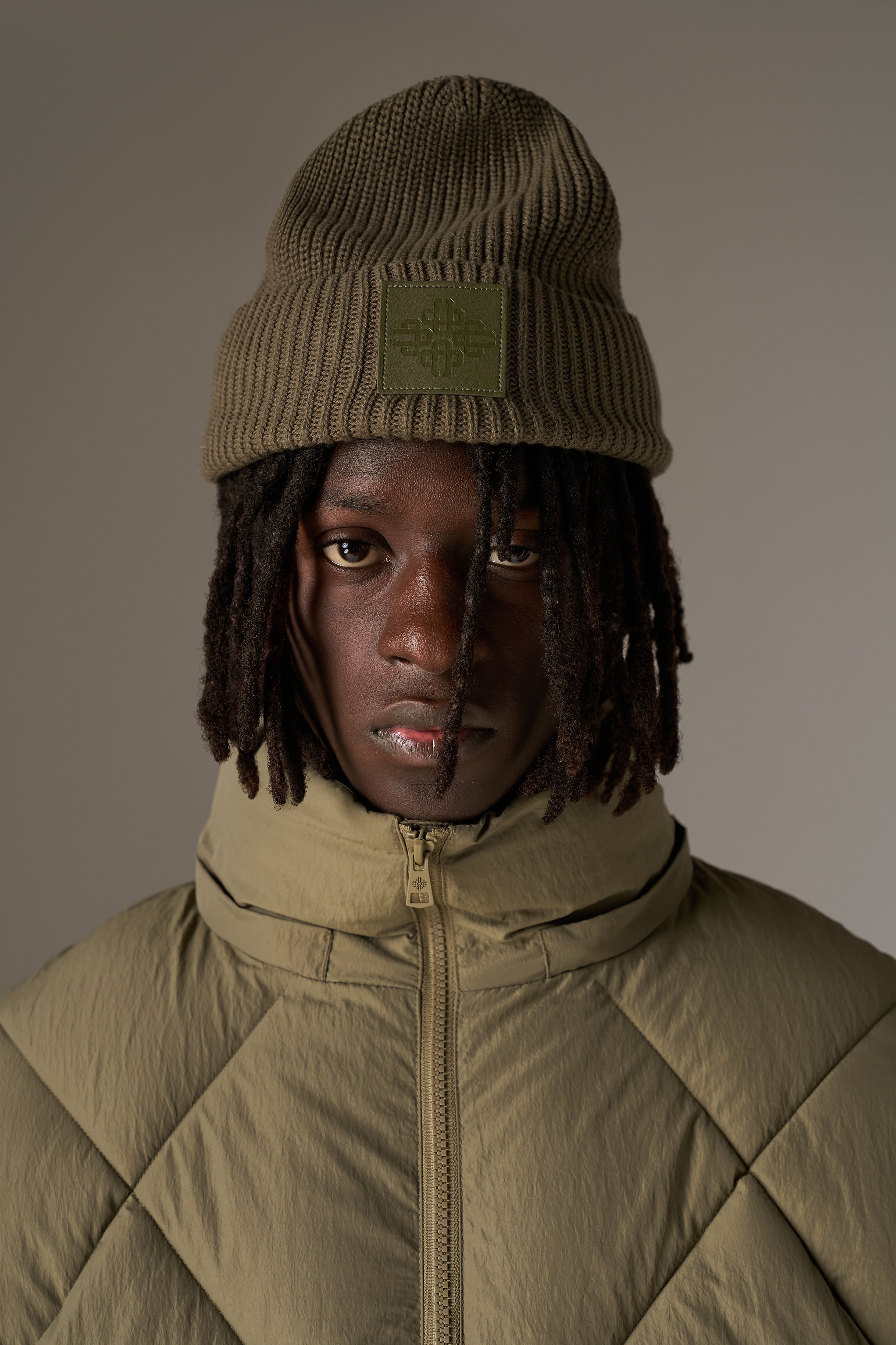 RIBBED EMBLEM BEANIE - KHAKI