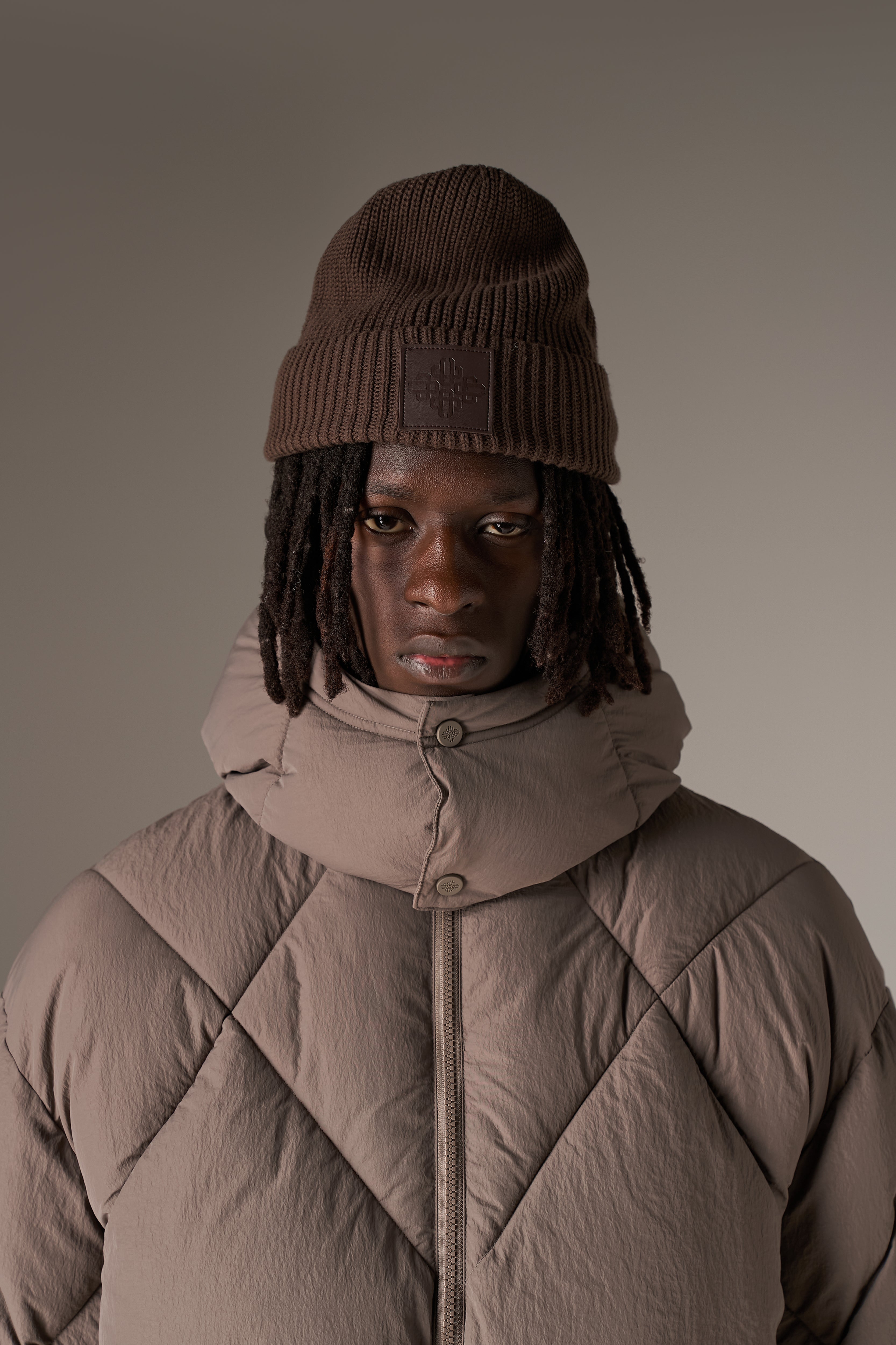 RIBBED EMBLEM BEANIE - BROWN