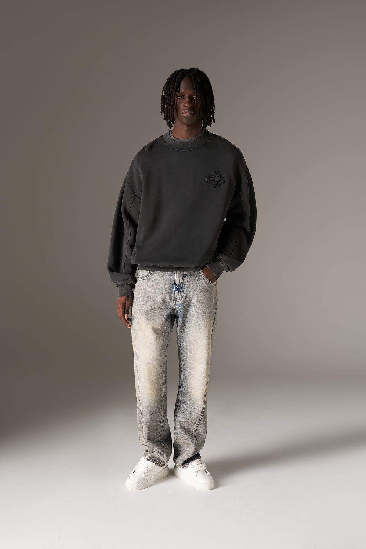 WASHED BORG EMBLEM APPLIQUE CREW - BLACK