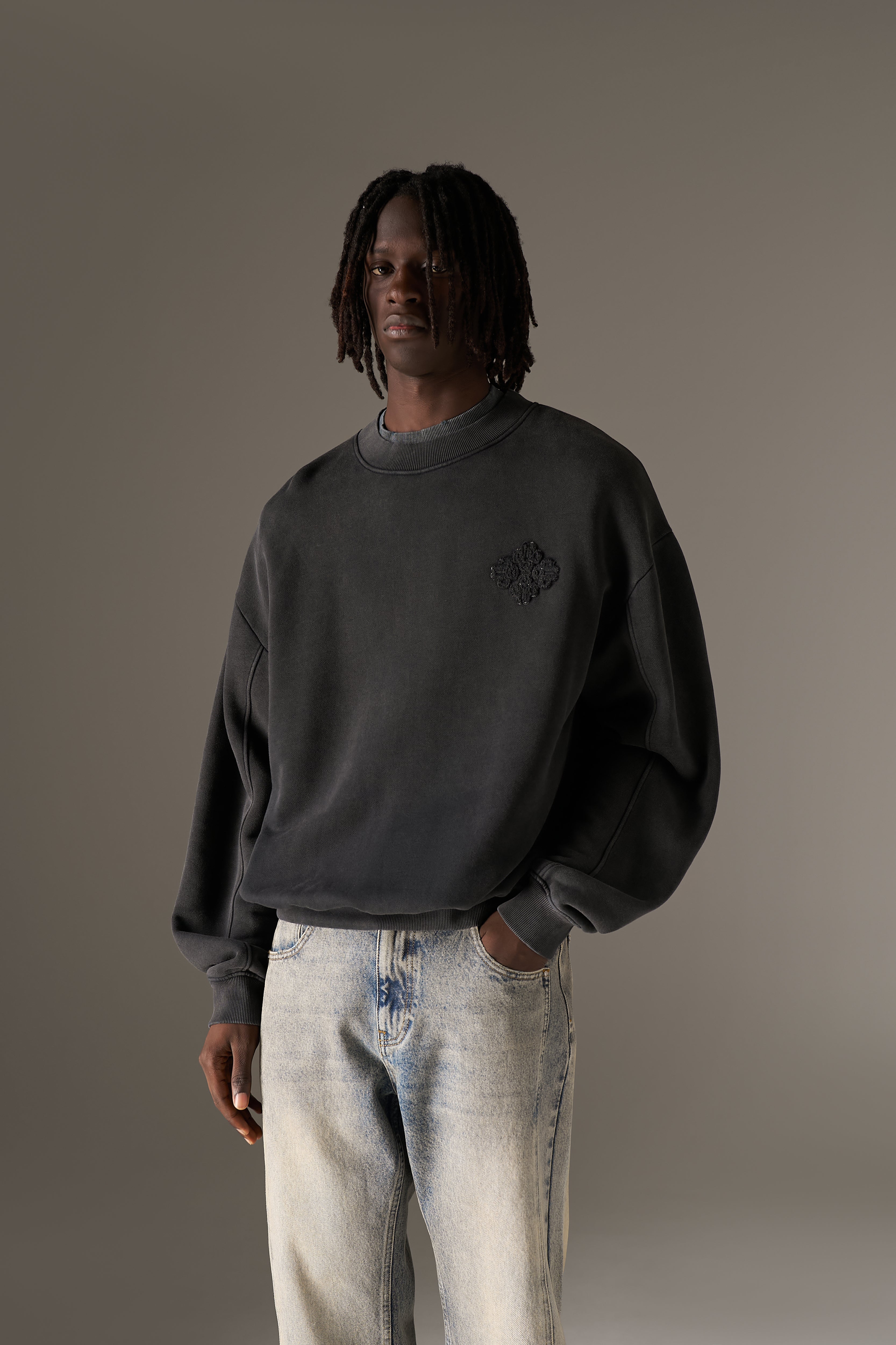 WASHED BORG EMBLEM APPLIQUE CREW - BLACK