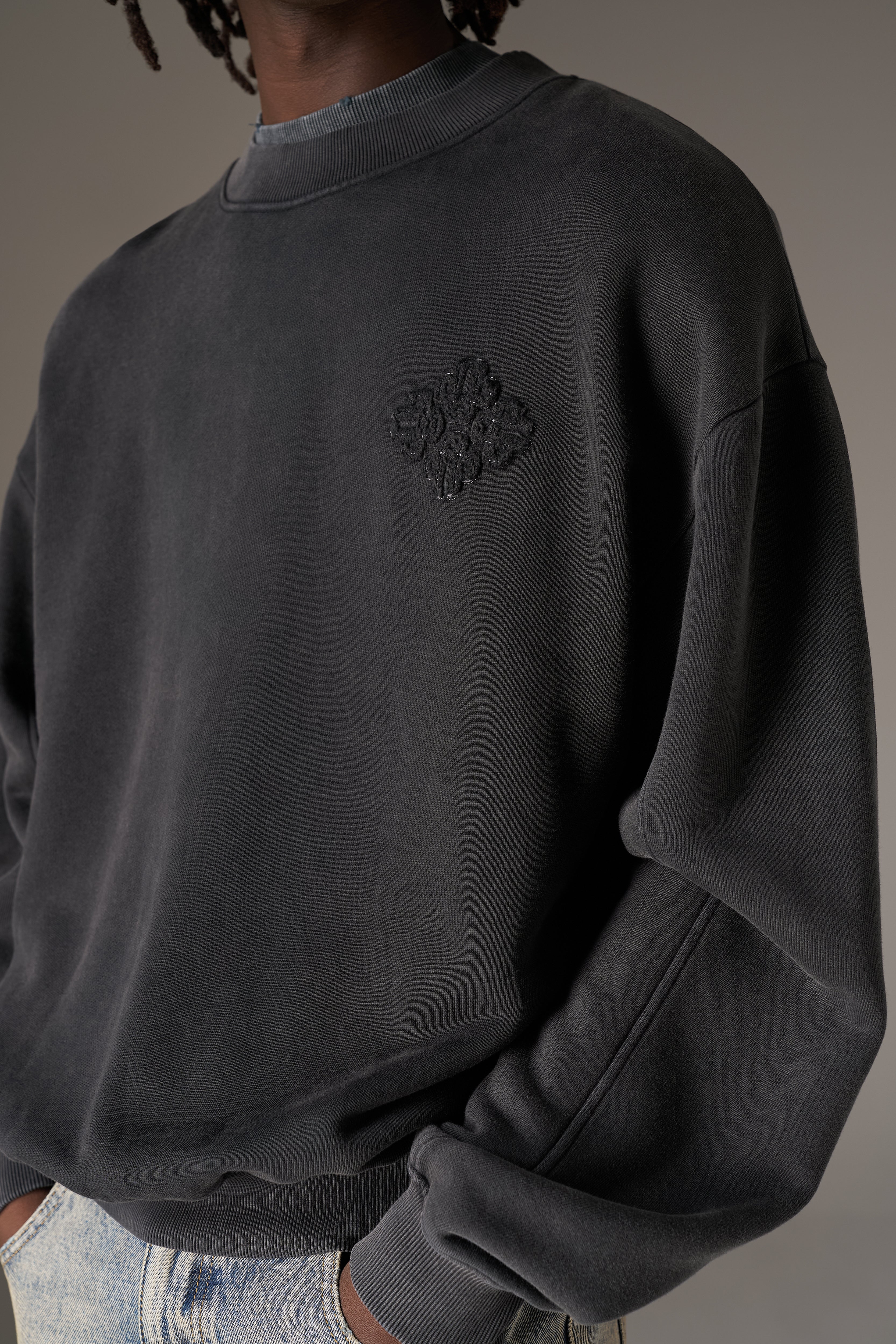 WASHED BORG EMBLEM APPLIQUE CREW - BLACK